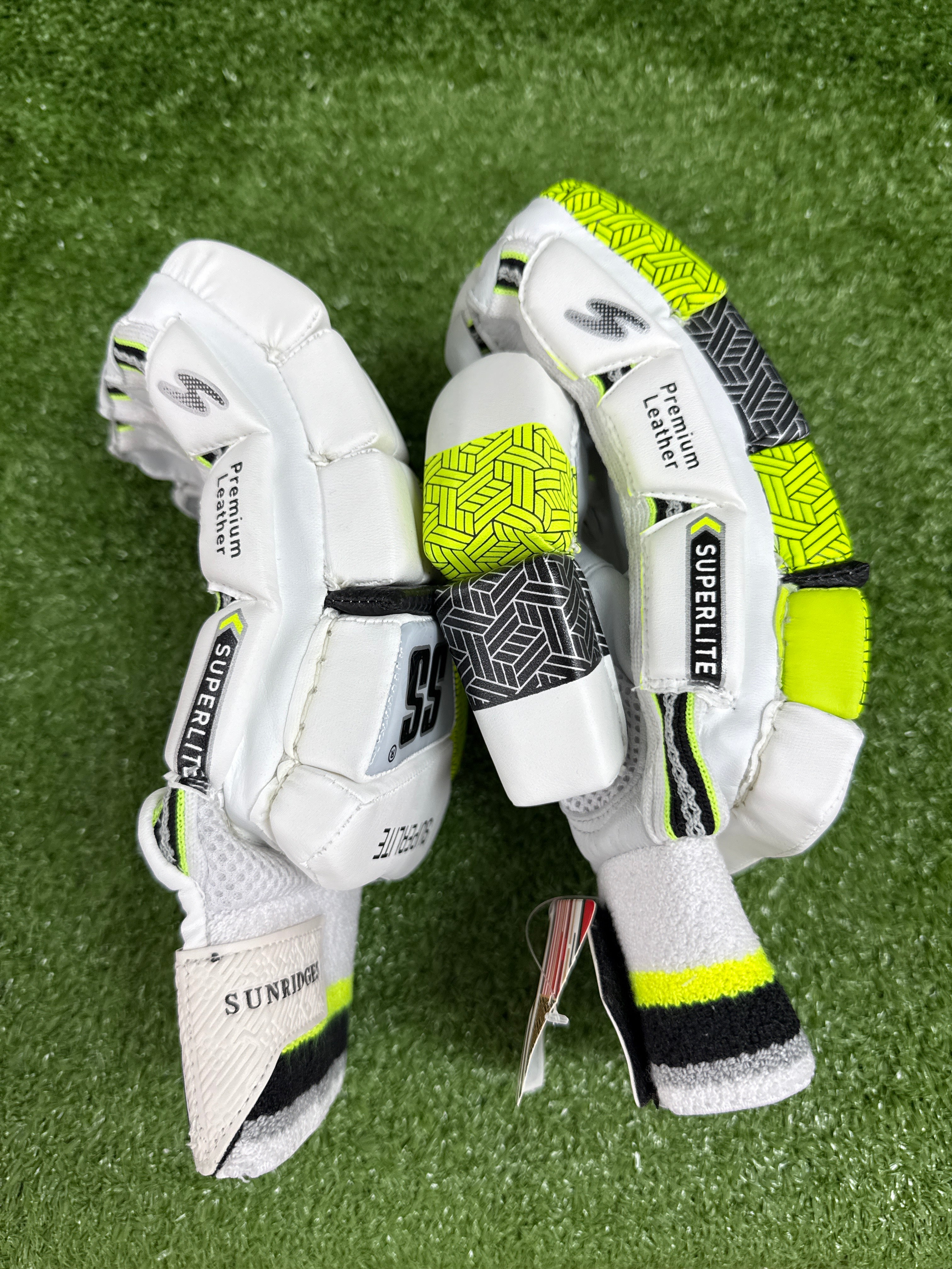 SS Superlite Adult Cricket Batting Gloves