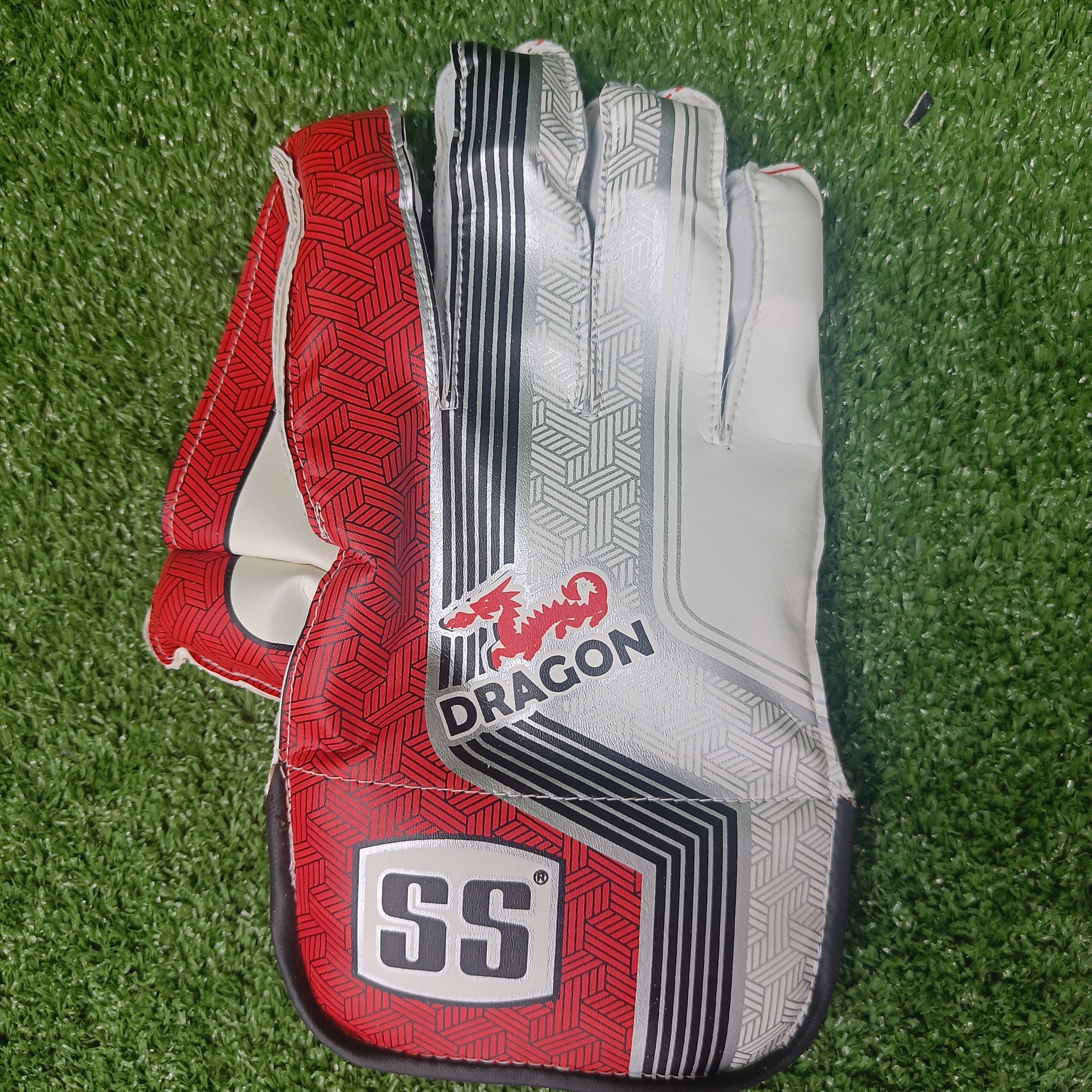 SS Dragon Junior / Youth Wicket Keeping Gloves by SS - close-up detail - TopCricketStore