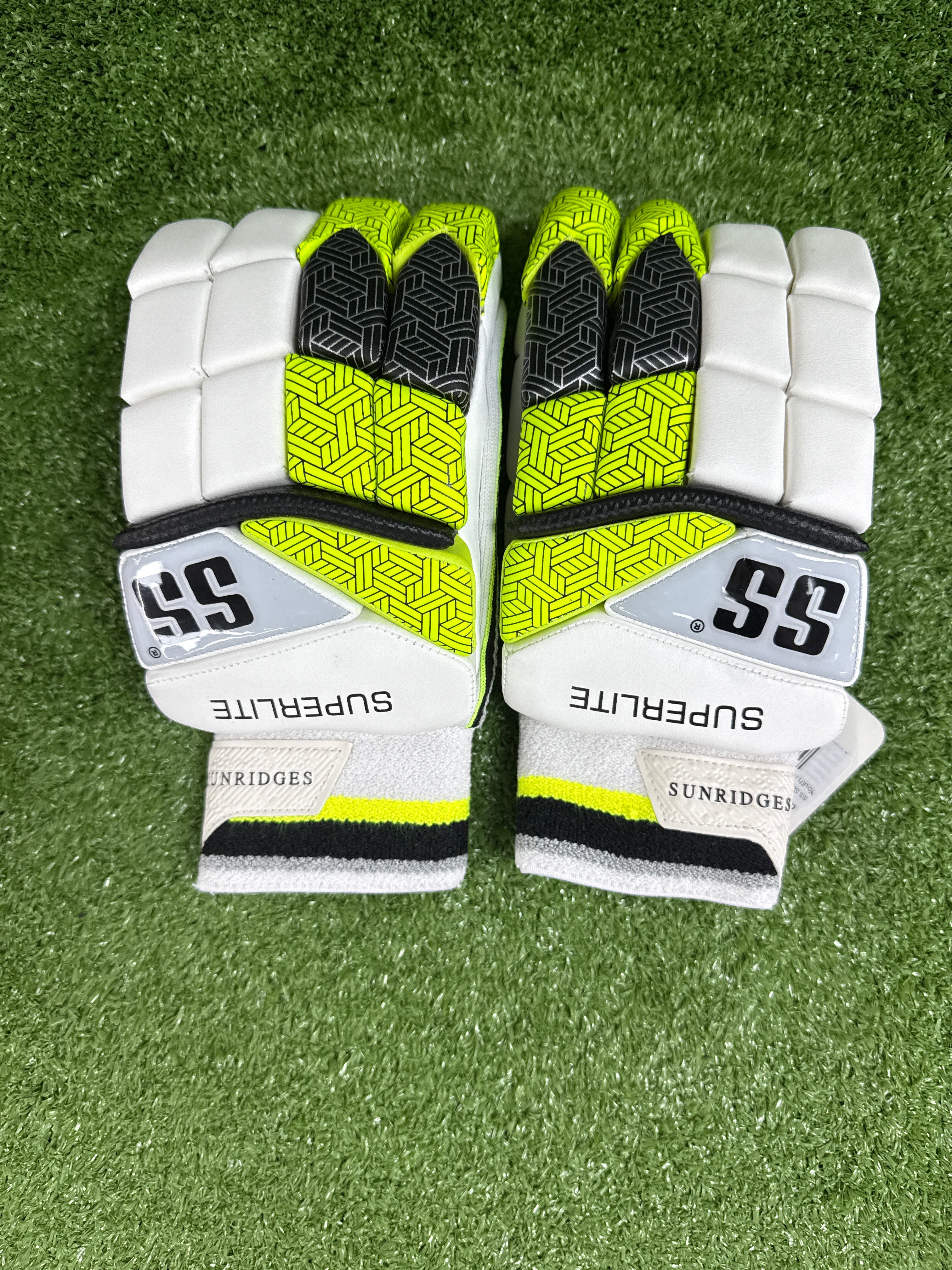 SS Superlite Adult Cricket Batting Gloves