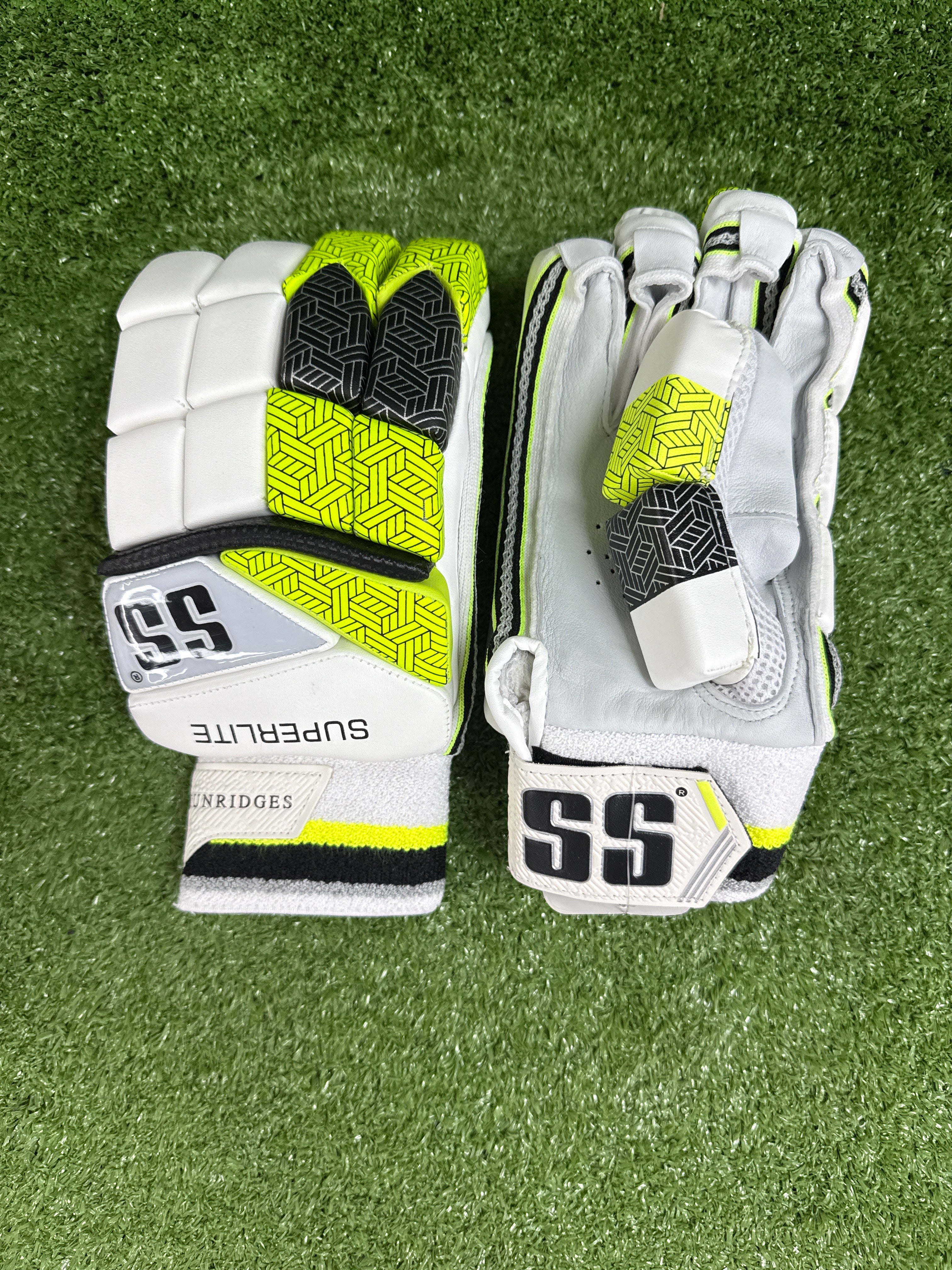 SS Superlite Junior / Youth Cricket Batting Gloves