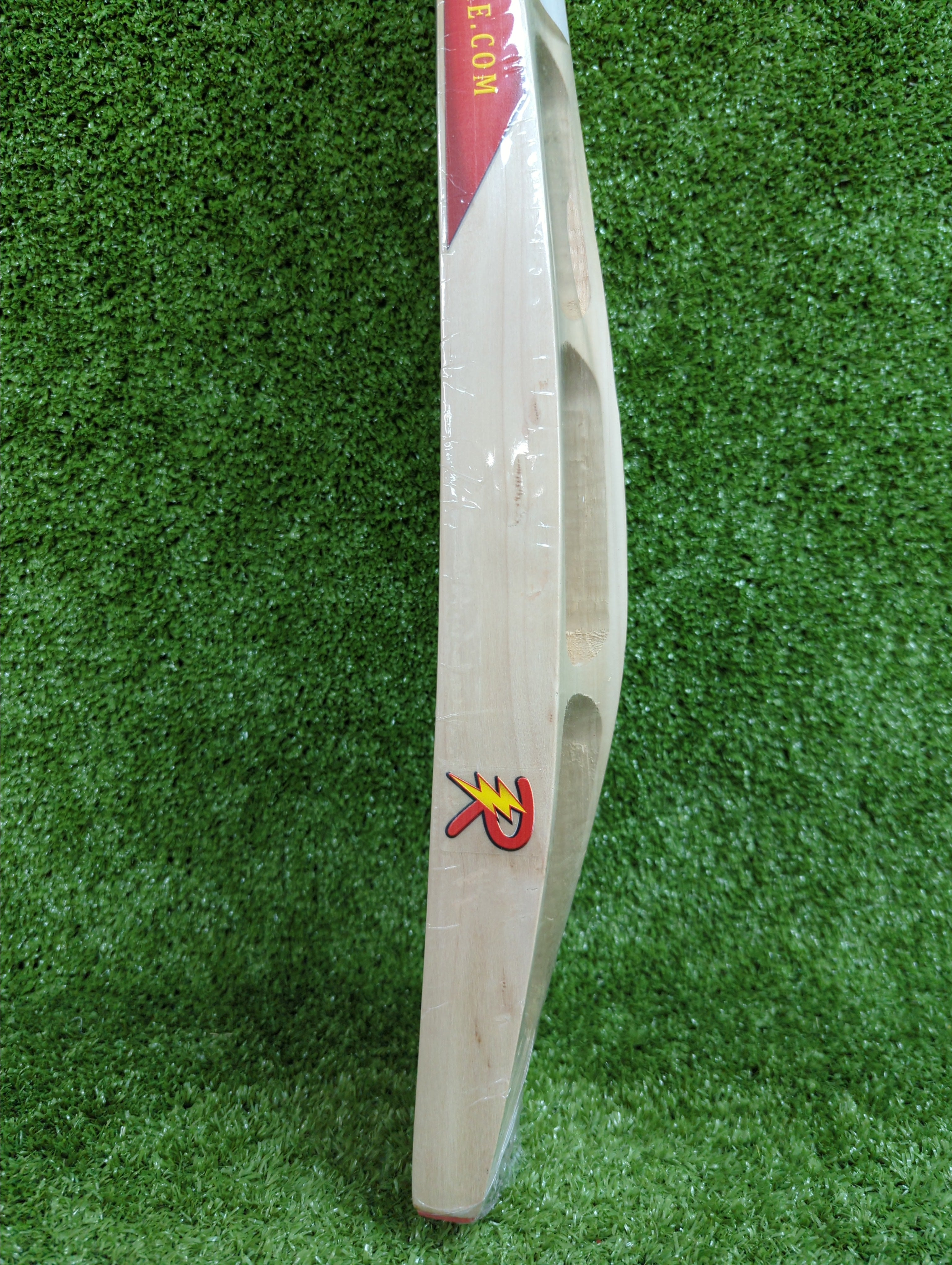 Close up of Side profile of Raydn Scoop bat showing aerodynamic wood removal