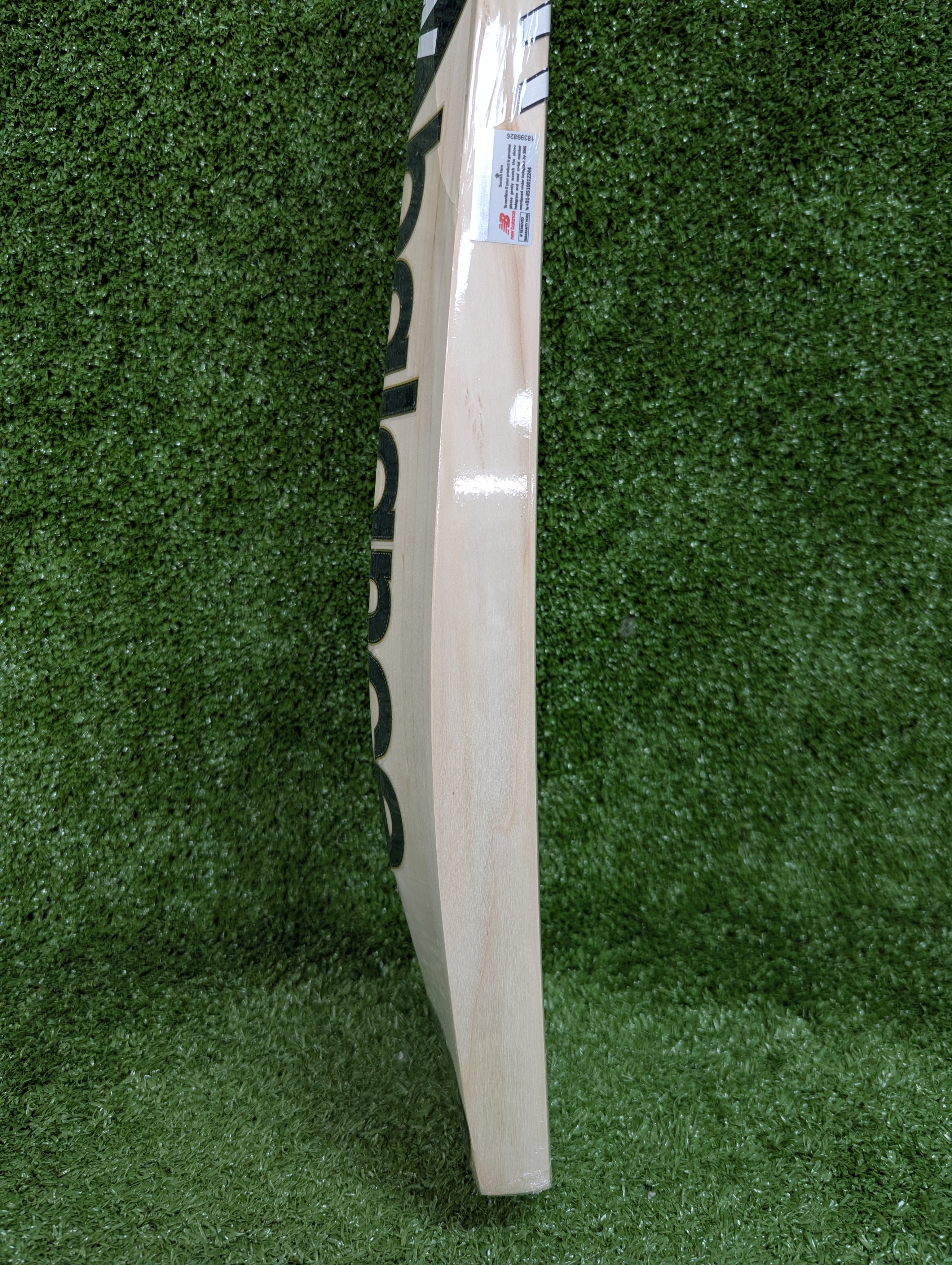 New Balance DC 1100i Max Youth Harrow English Willow Cricket Bat - Toe close up