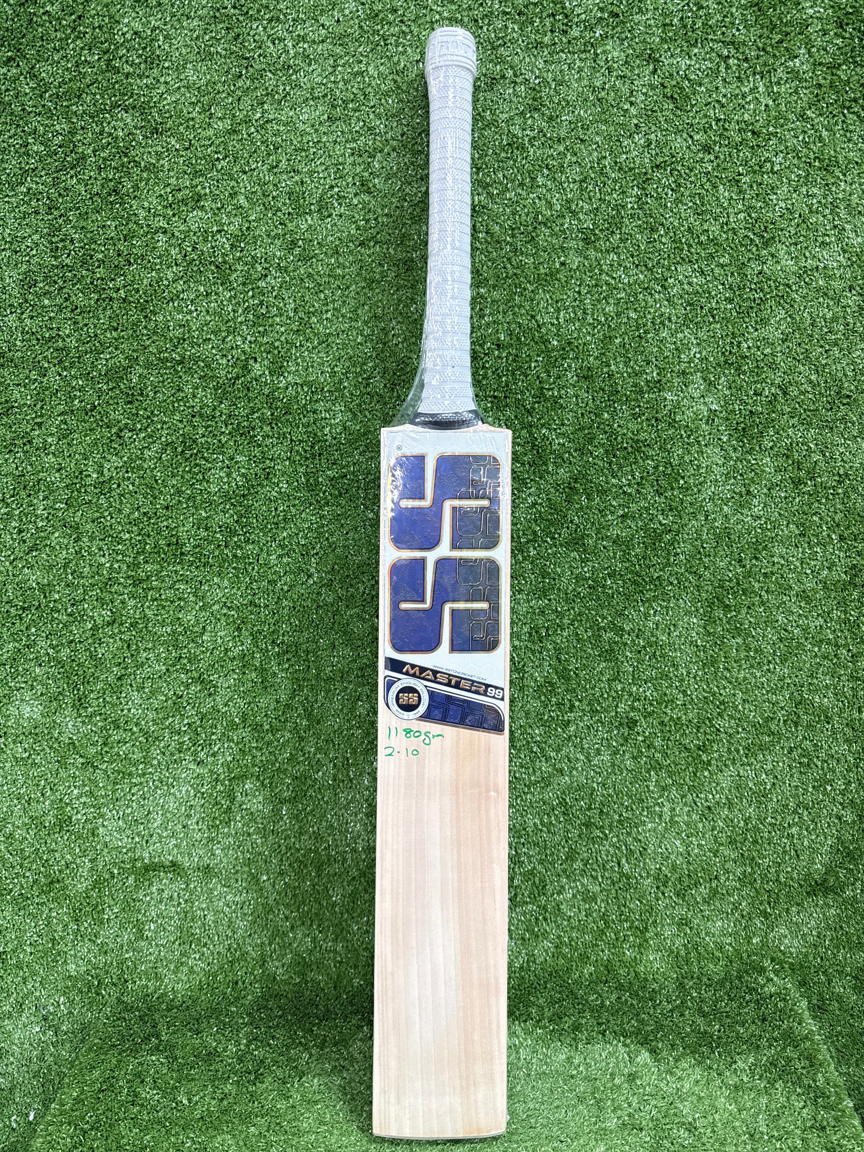 Front view of SS Master 99 English Willow Cricket Bat with clean face and wide play area