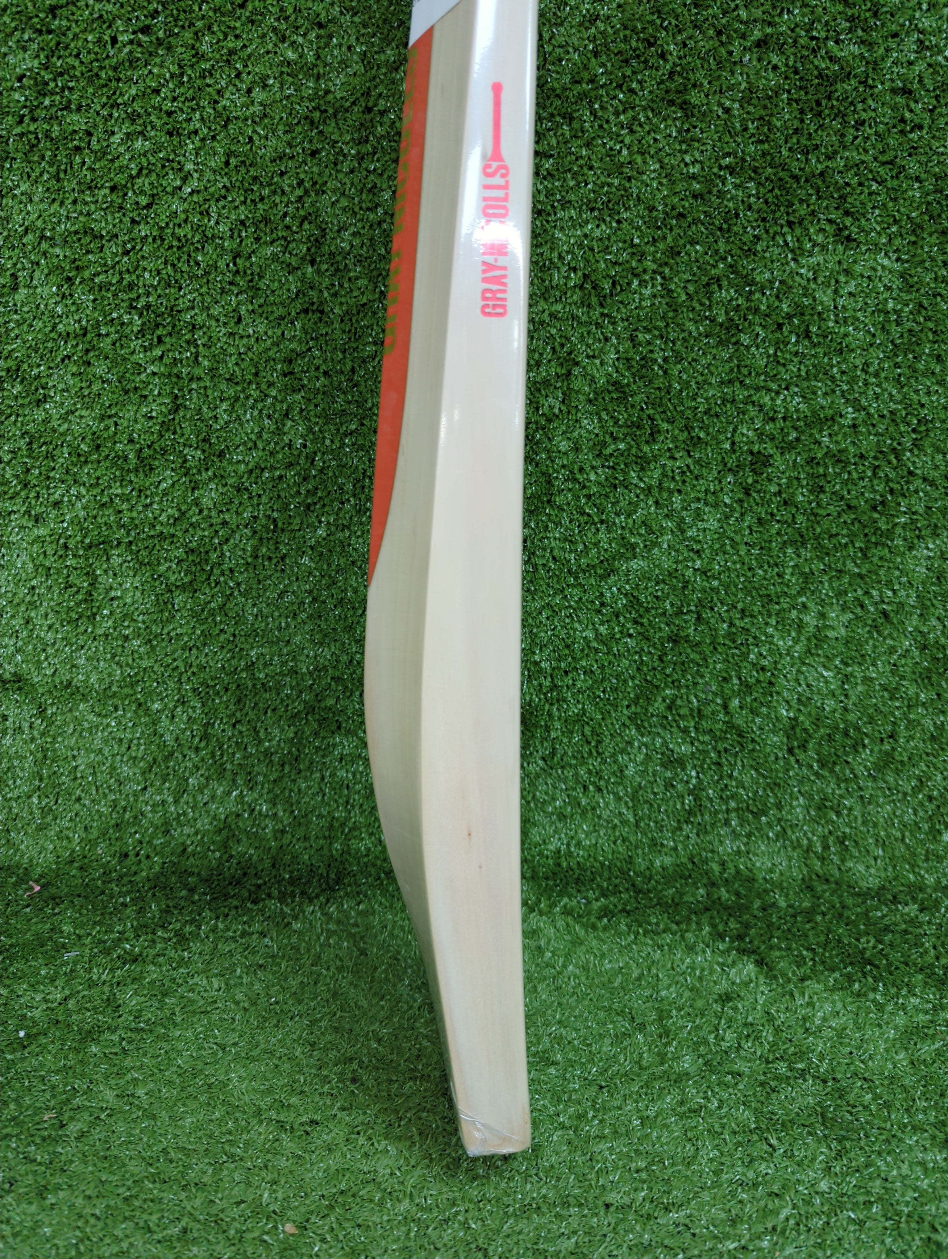 Close up of the thick, imposing edges on the Gray-Nicolls Legacy Premium Grade 1 English Willow bat.