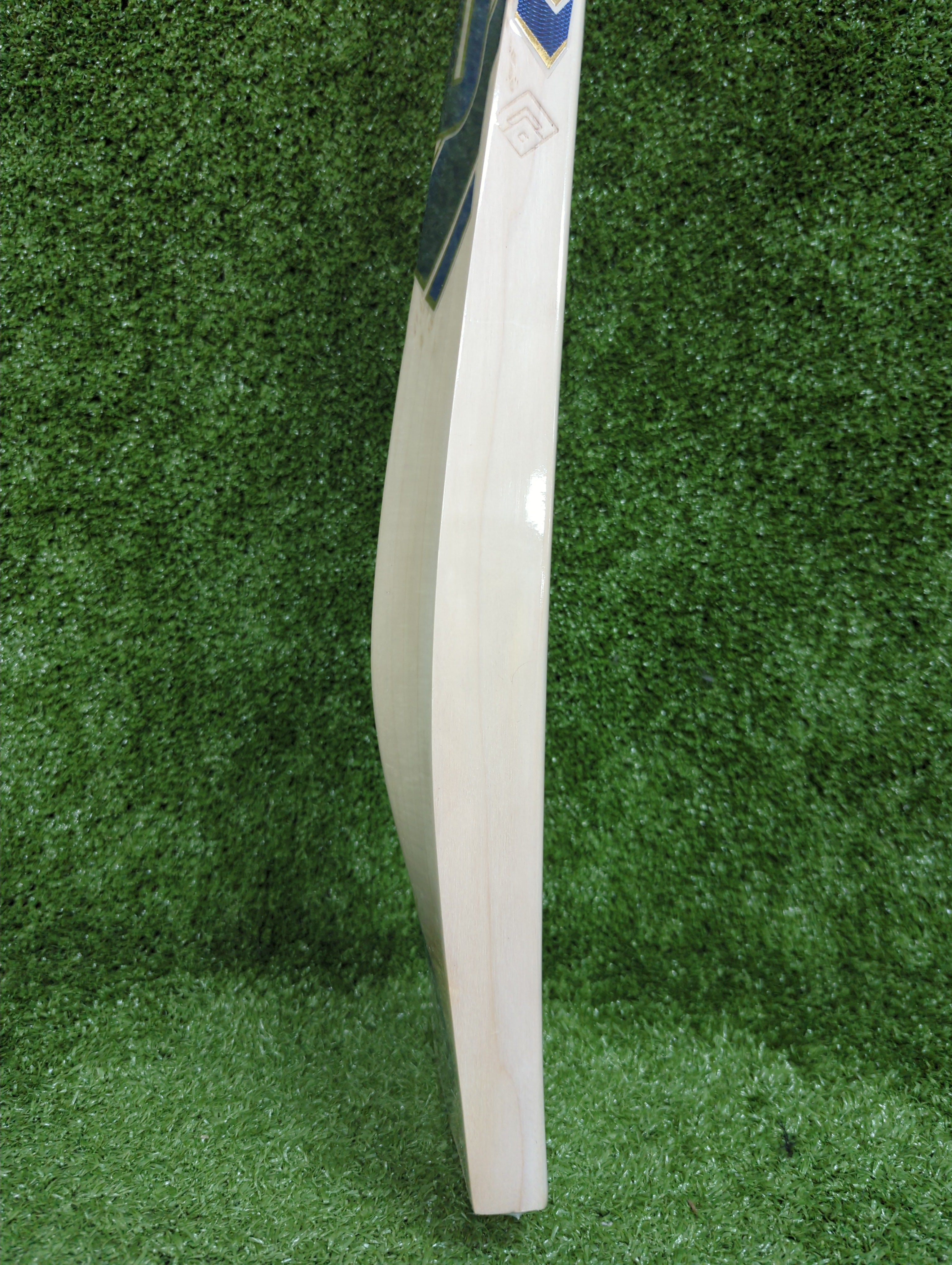 Side profile of the EM 360 bat highlighting the thick 40mm+ edges and full spine for maximum power.