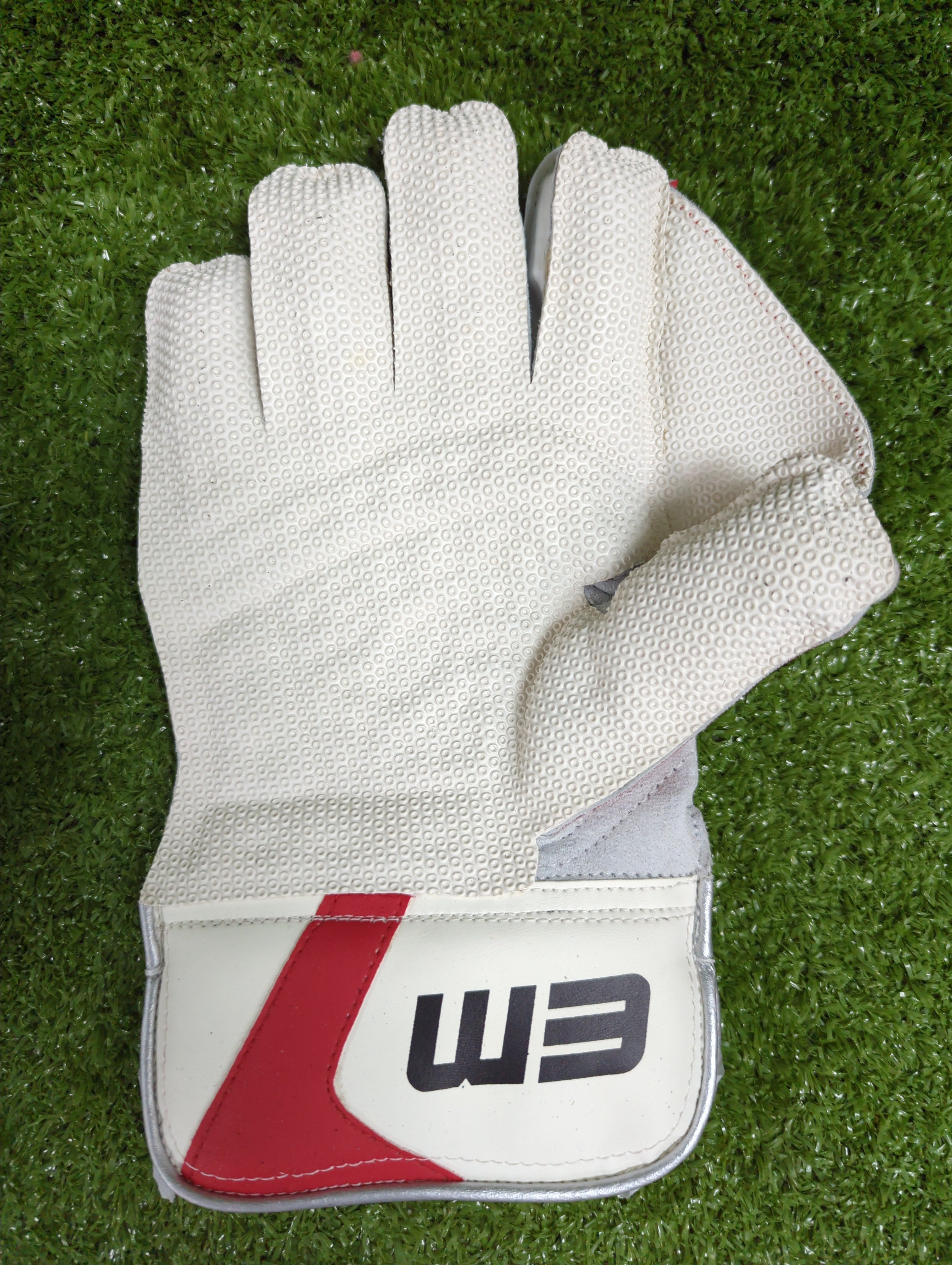 EM Classic Match Junior / Youth Cricket Wicket Keeping Gloves by EM - close-up detail - TopCricketStore