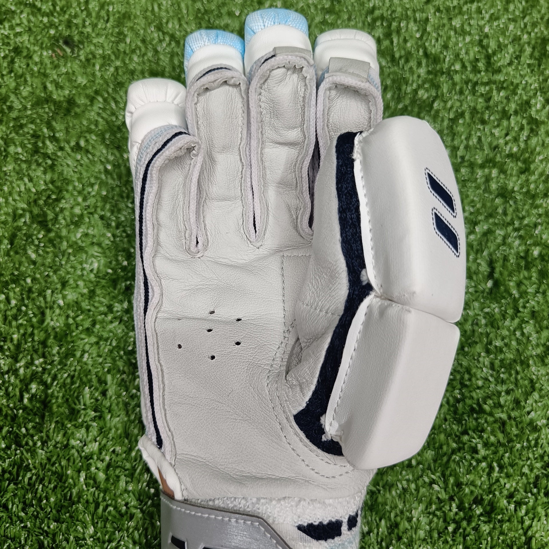 New Balance DC 580 Junior / Youth Cricket Gloves