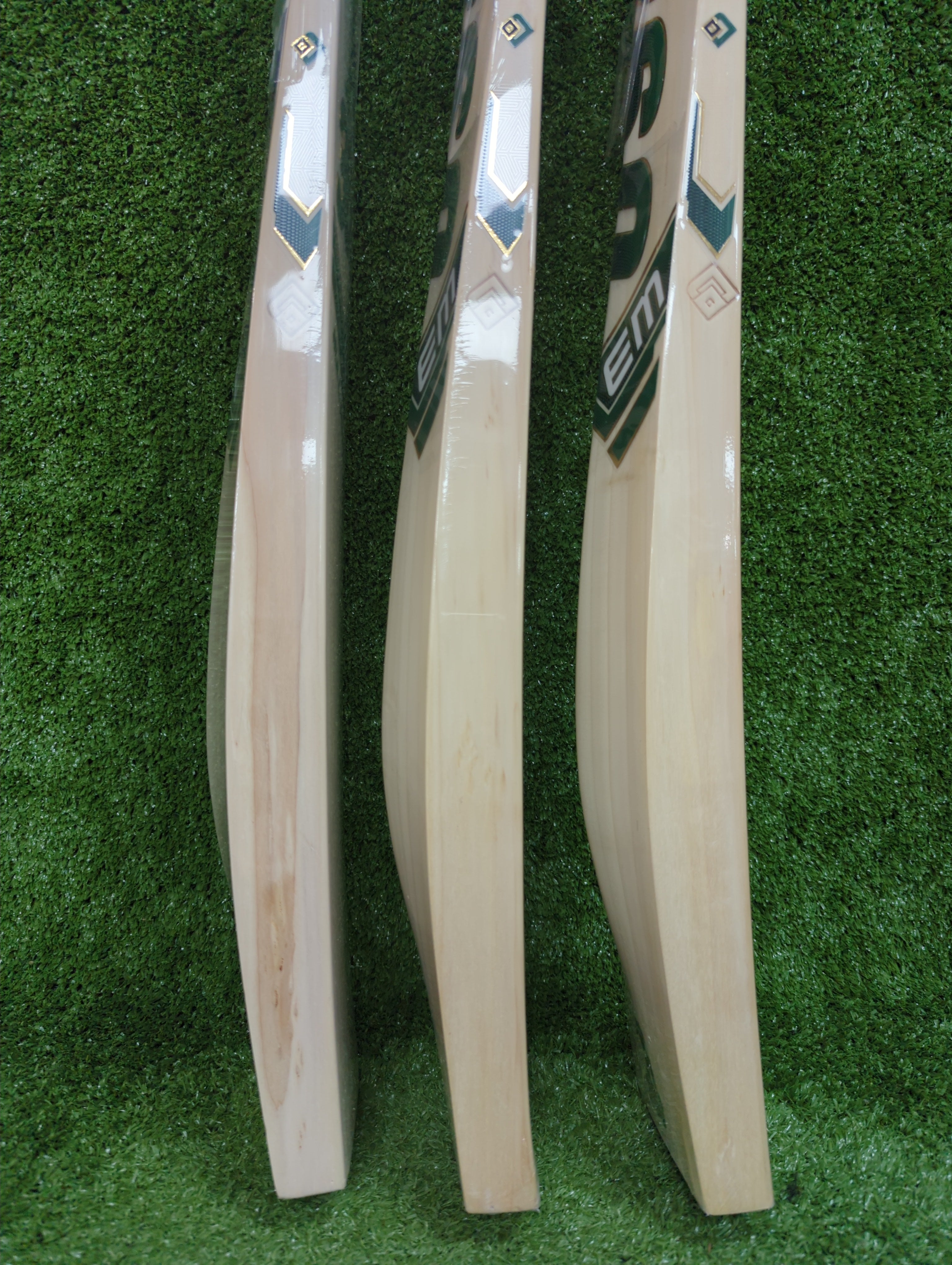 Side view of the EM 360 Bull Ring bat showing the 40mm+ edge profile and full spine design.