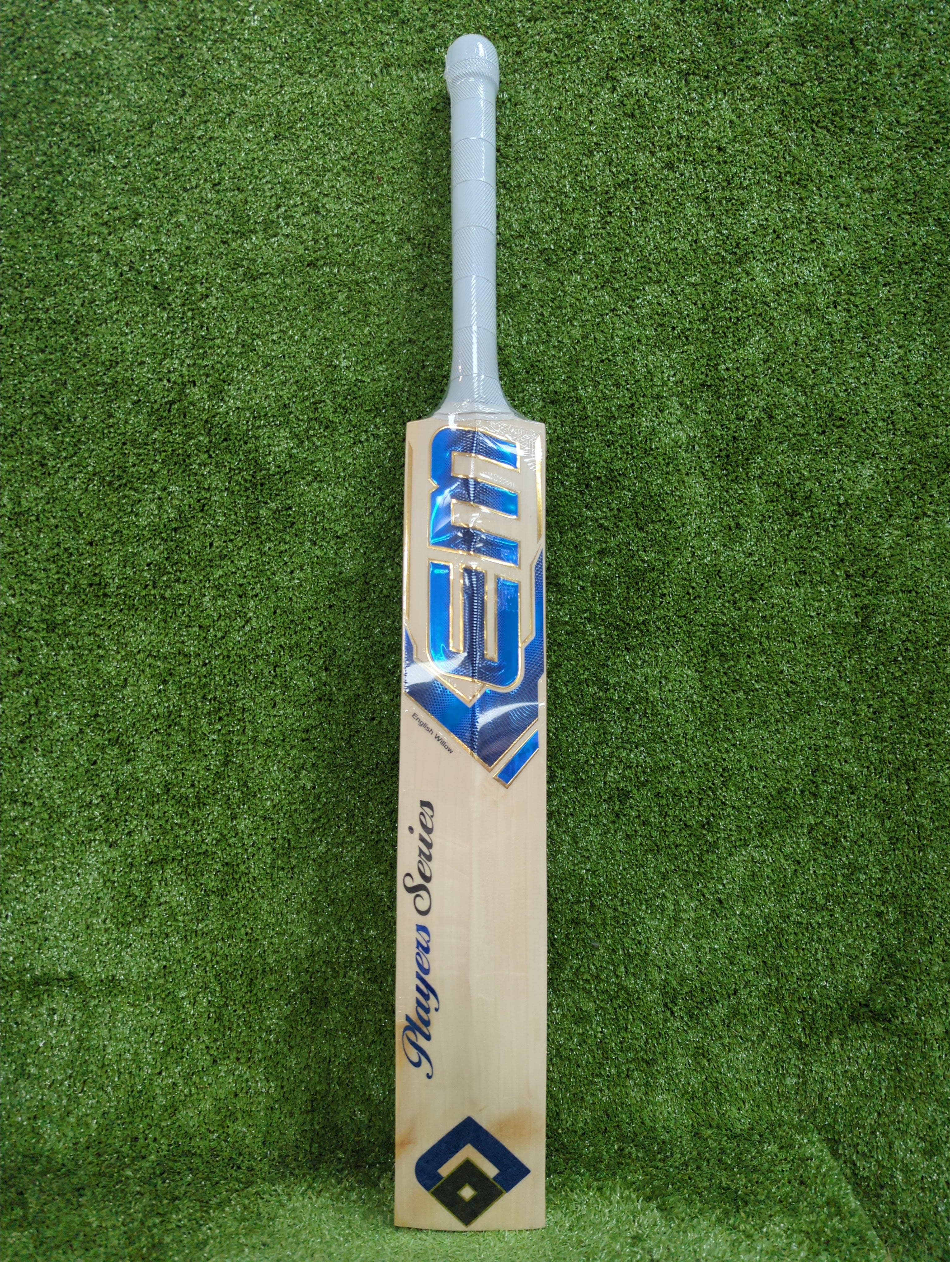 Rear view of the AB de Villiers EM 360 bat showing the Playburst design and balanced spine construction.