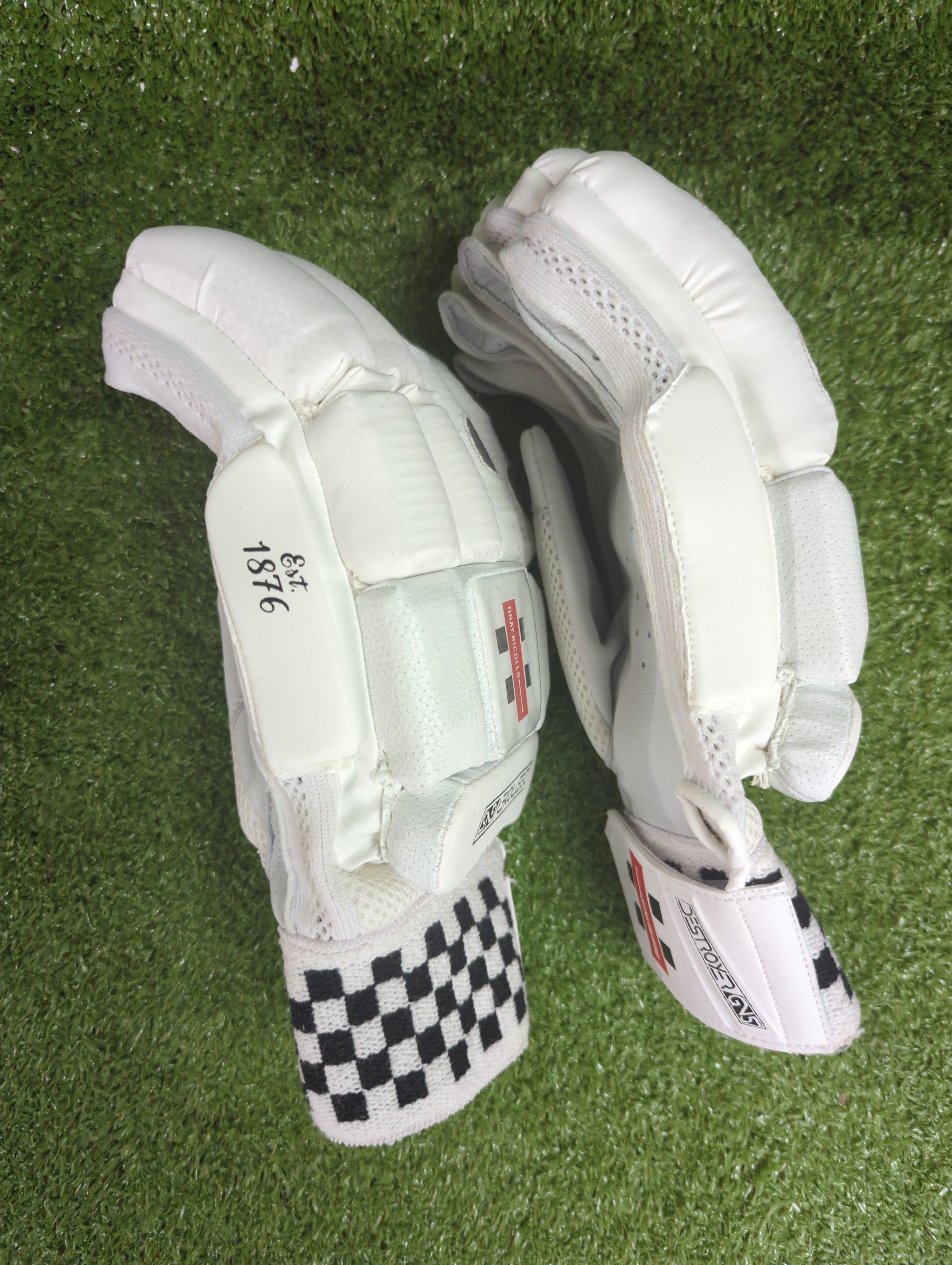 Gray-Nicolls 5 Destroyer Junior / Youth Cricket Batting Gloves by GN - close-up detail - TopCricketStore