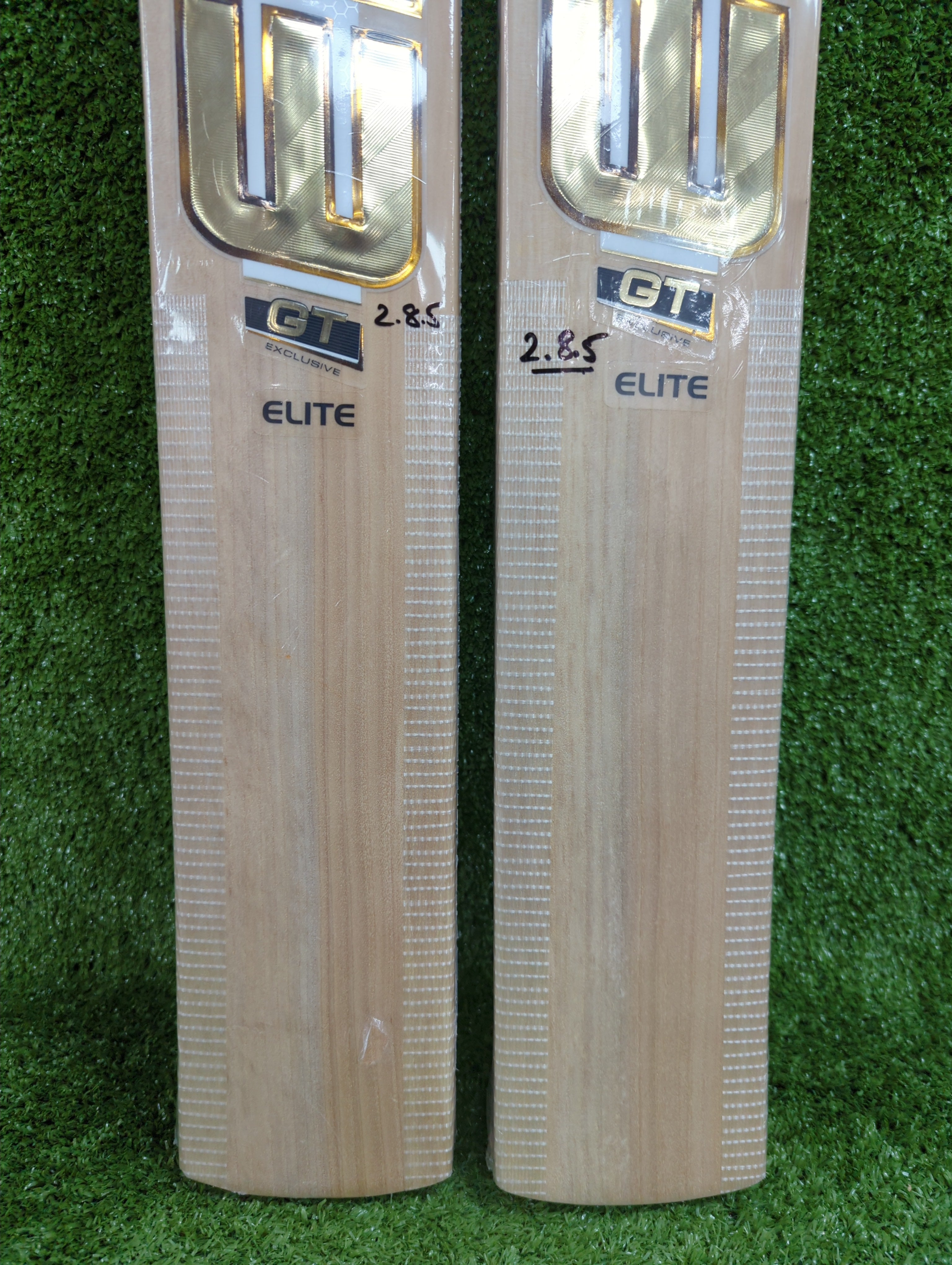EM GT Exclusive Elite Leather Ball Selected Willow Cricket Bat by EM - close-up detail - TopCricketStore