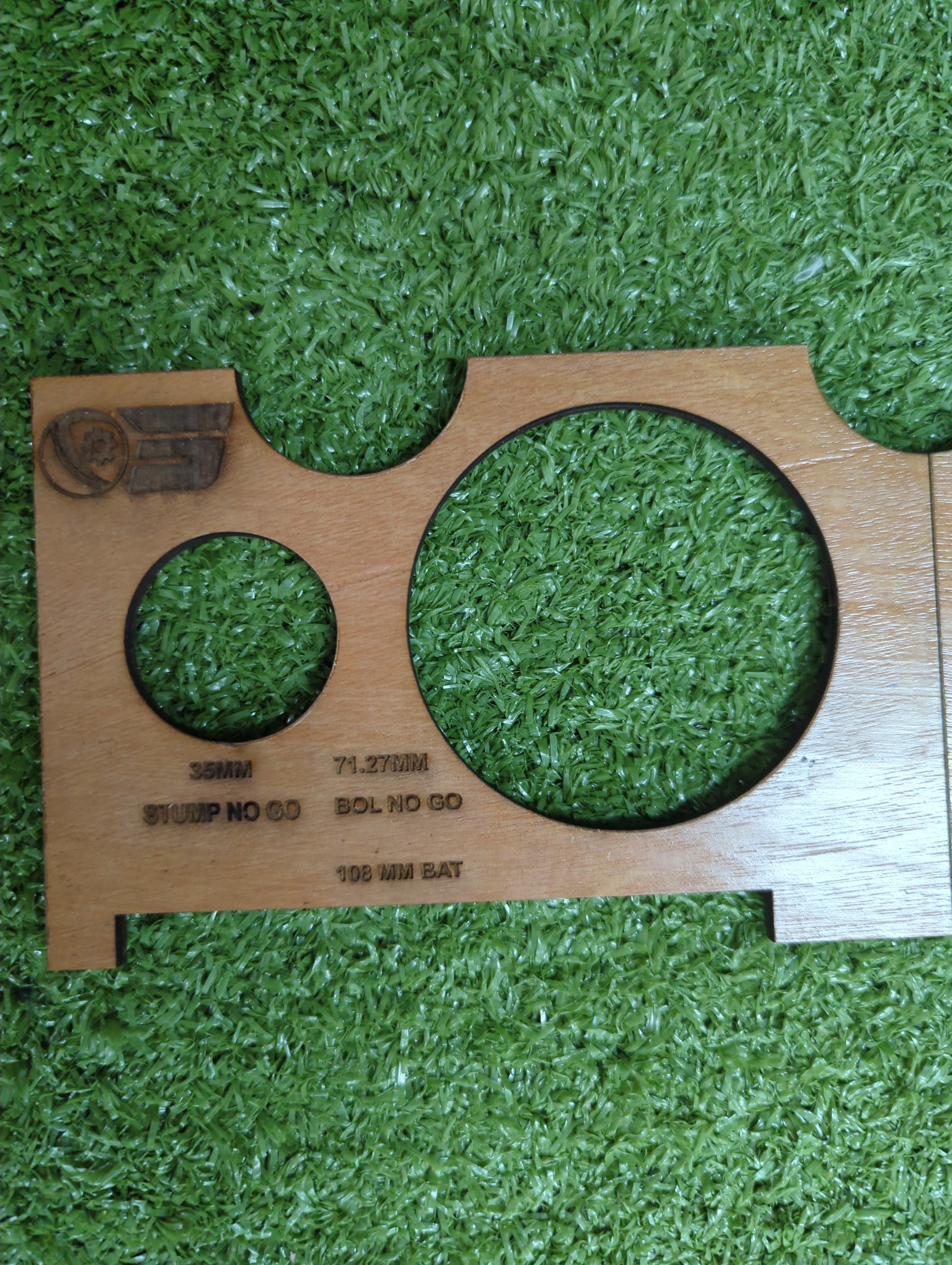 Raydn Wooden Cricket Umpire Measurement Gauge (Ball, Bat & Stumps)