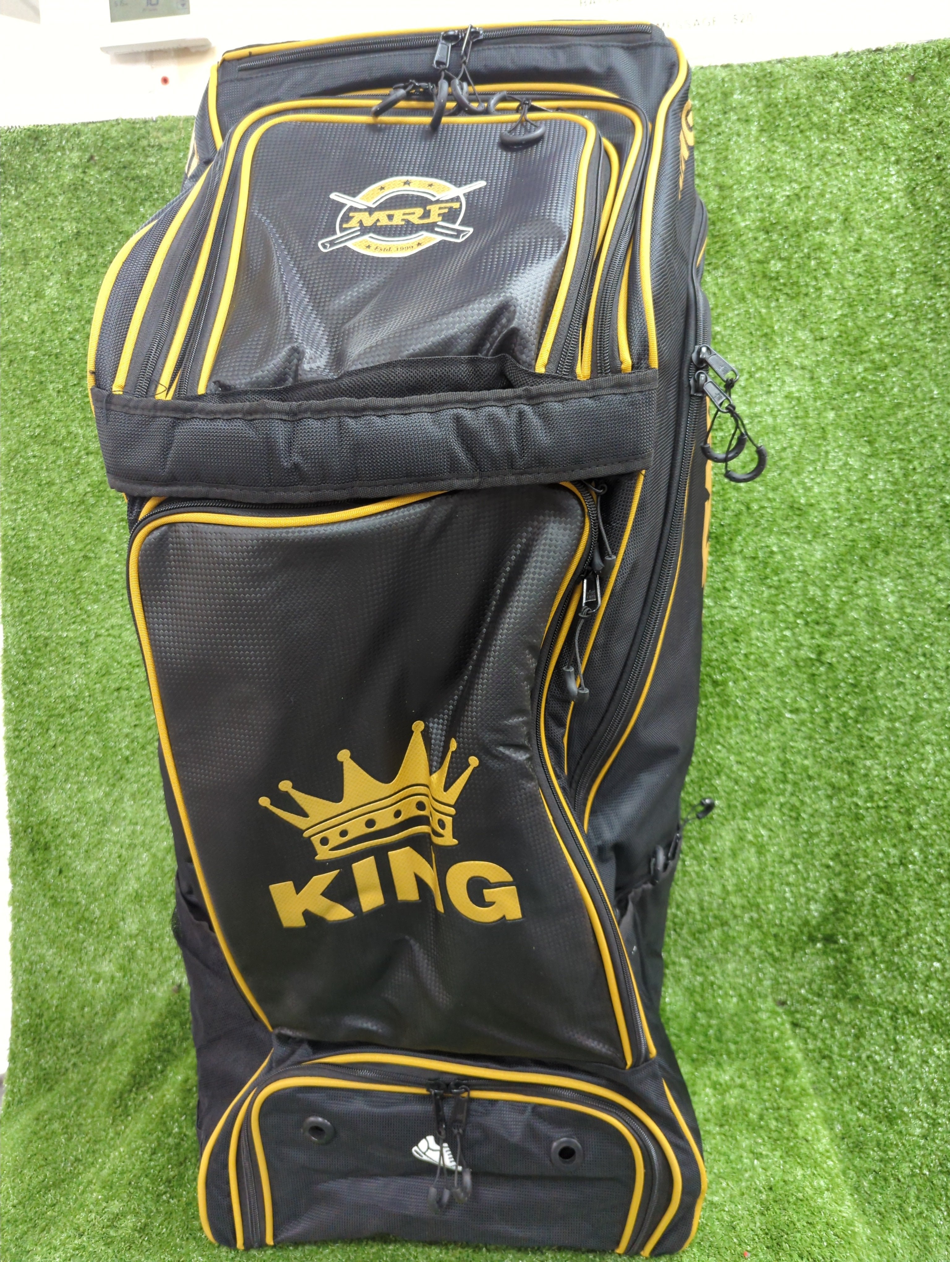 MRF Genius King Duffle Wheelie