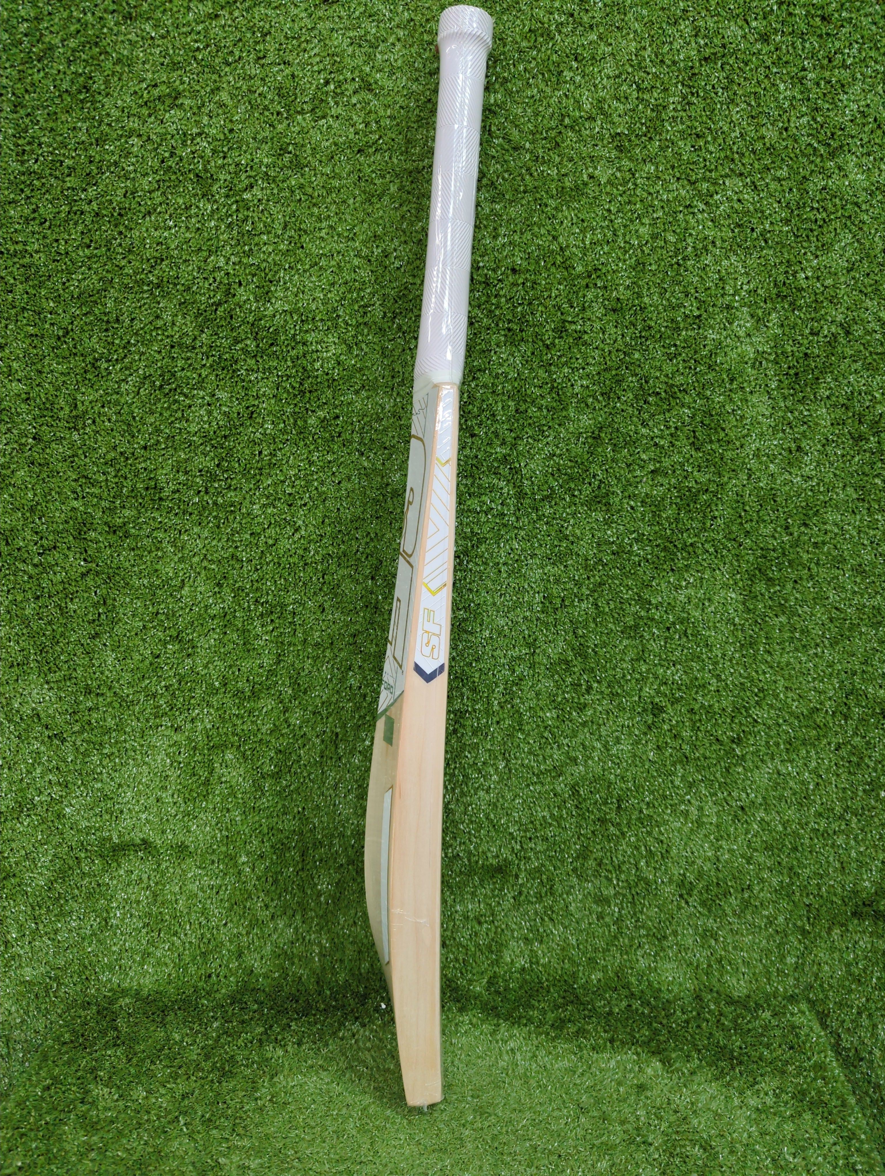 SF Sapphire Heritage Junior / Youth English Willow Cricket Bat by SF - close-up detail - TopCricketStore