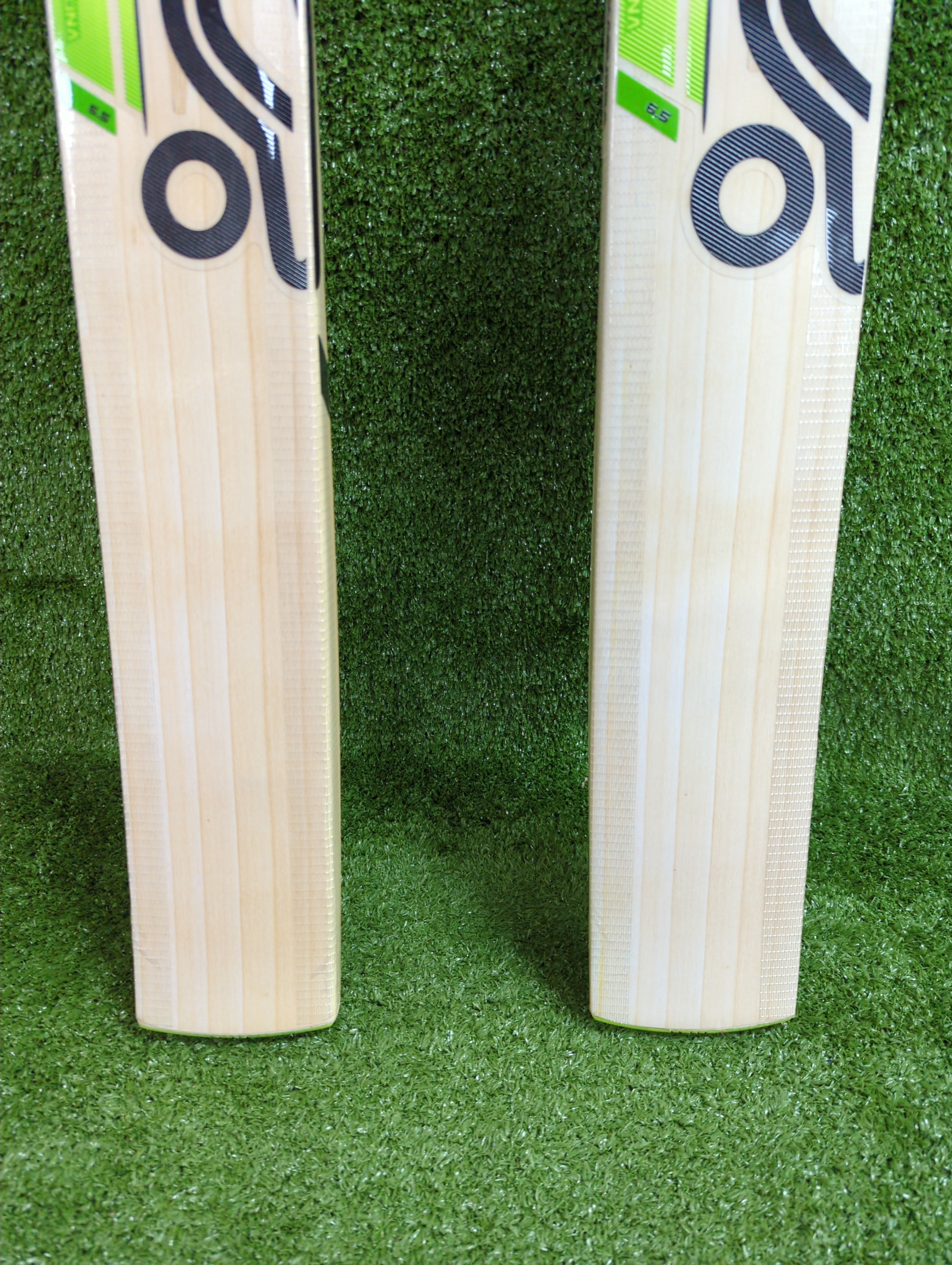 Kookaburra Kahuna 6.5 Junior / Youth English Willow Cricket Bat