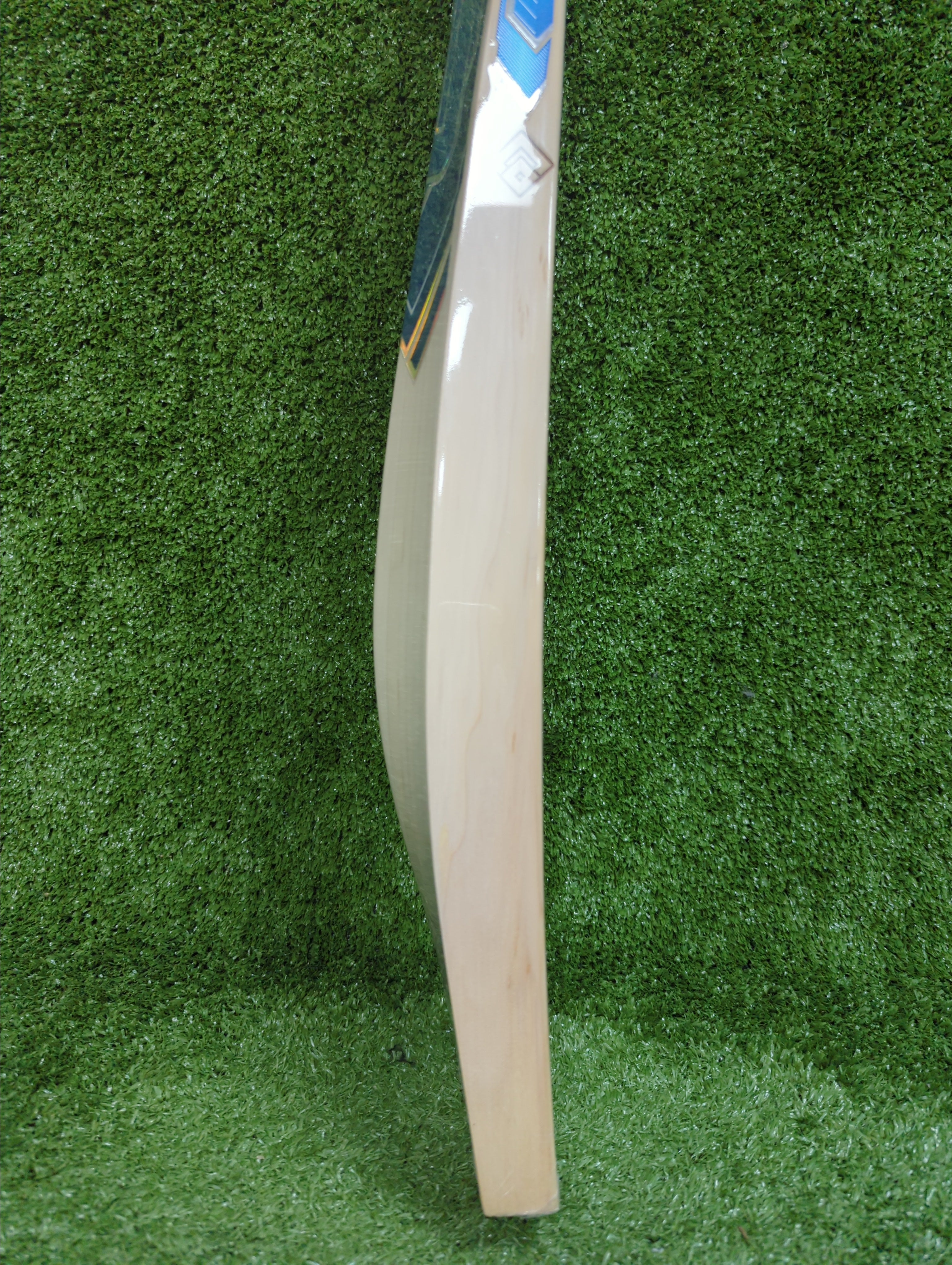 Side profile of the EM Nova Force bat highlighting massive edge thickness and mid-to-low sweet spot.