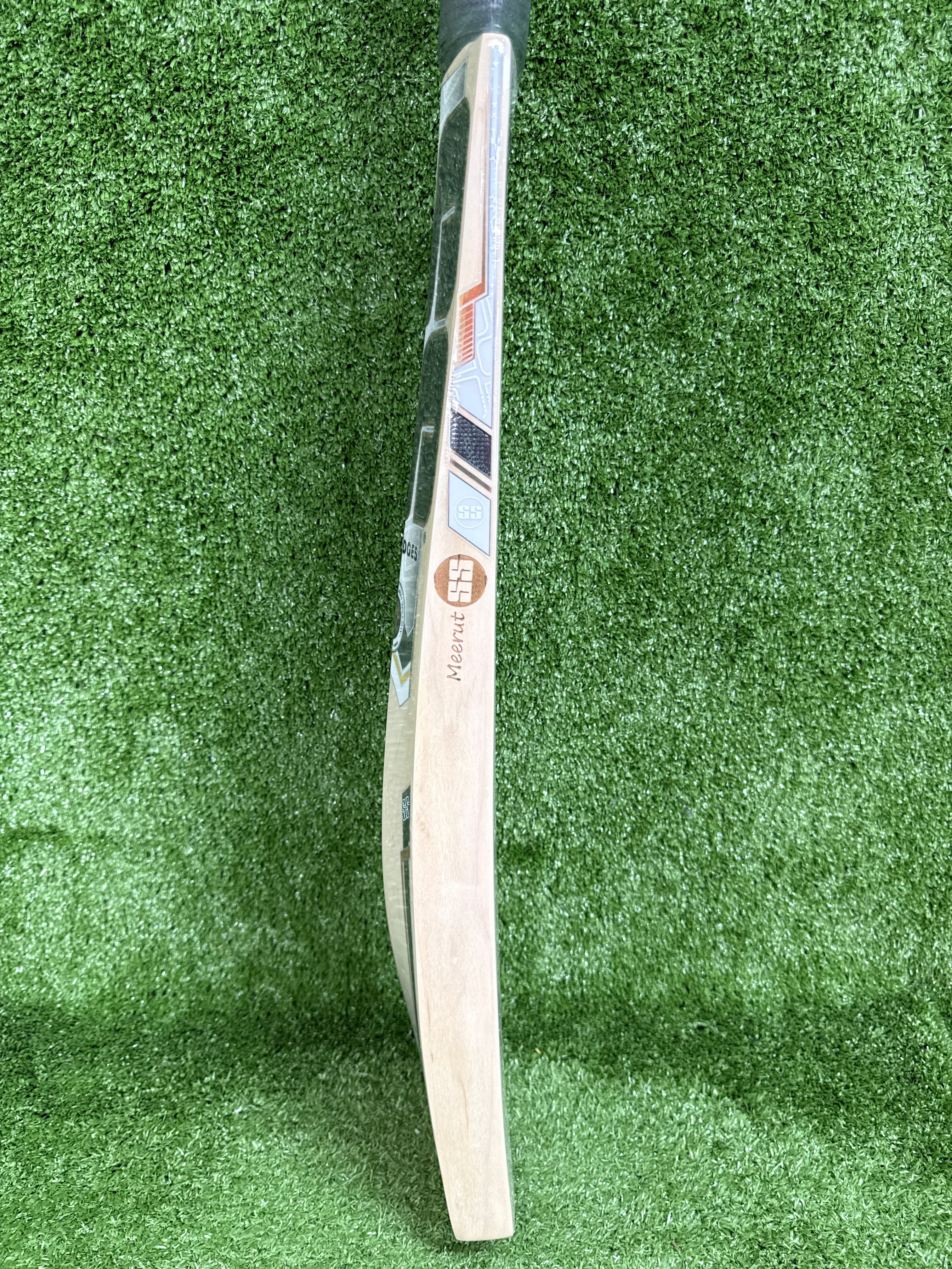 Close up of the thick concave edges and wide play area on the SS Core Limited Edition English willow bat.
