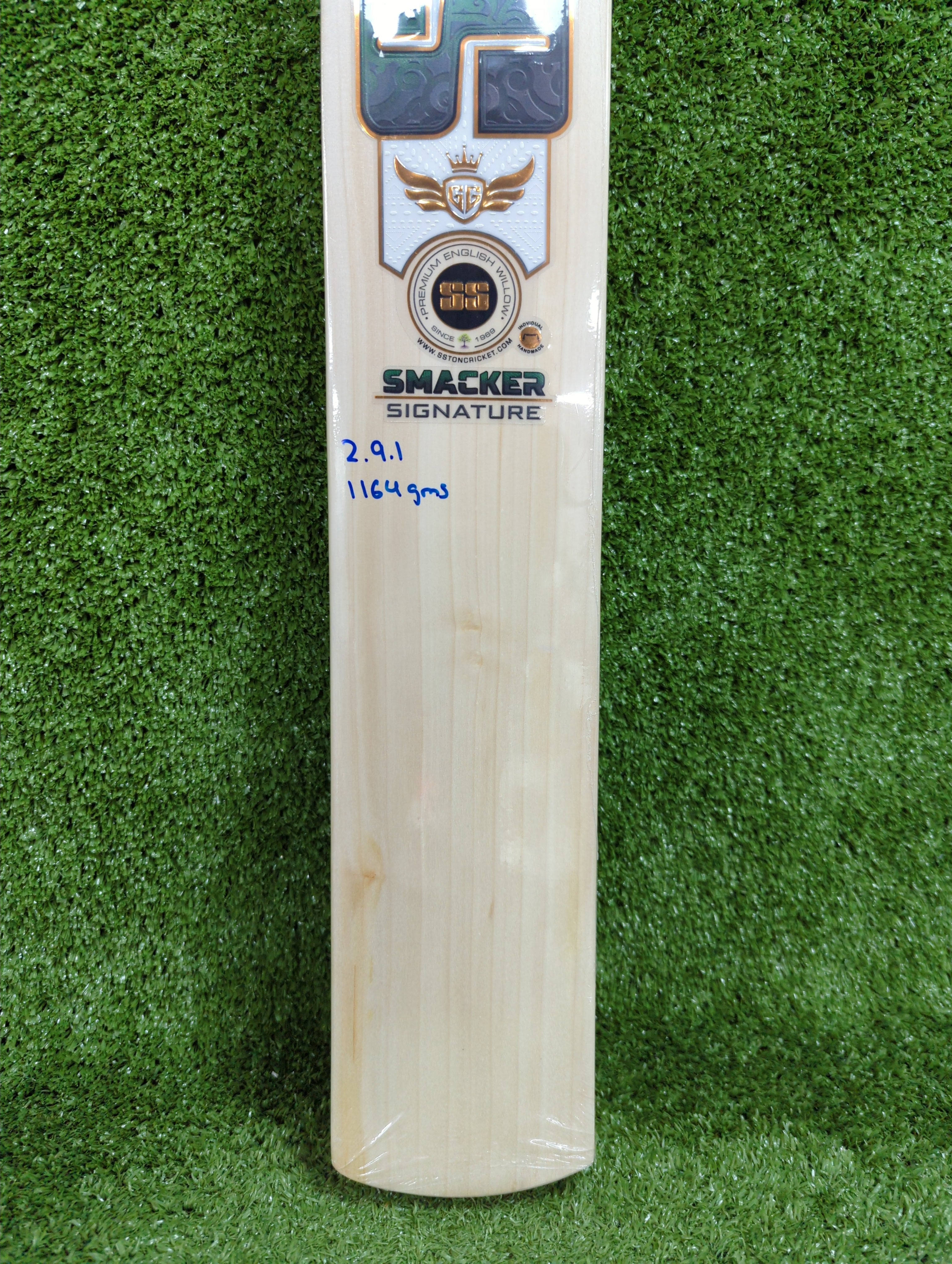 Close up of SS GG Smacker Signature English Willow Cricket Bat Grains