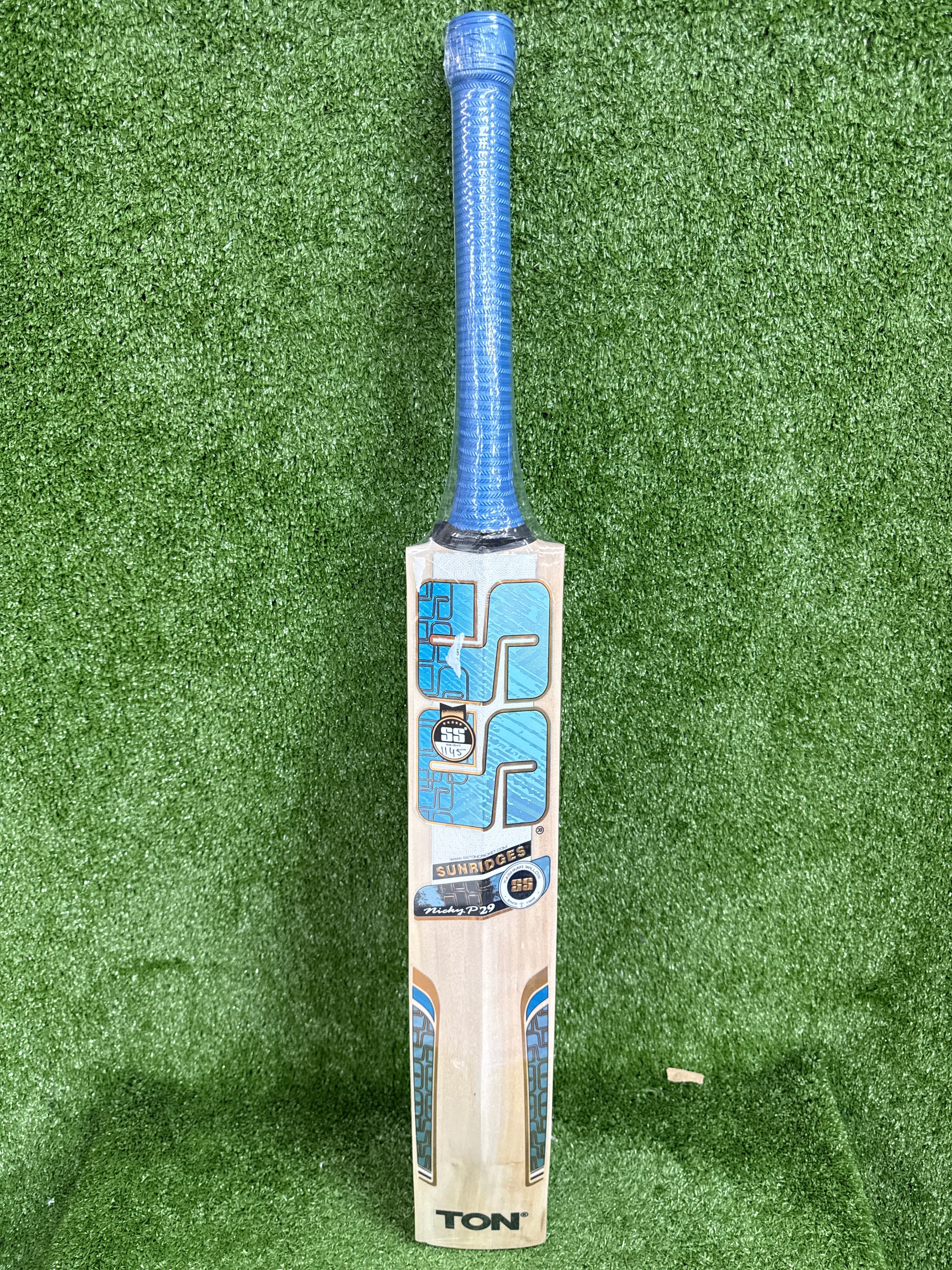 Close up of the standard handle and premium shock-absorbing grip on the SS Nicky P29 Long Blade bat.