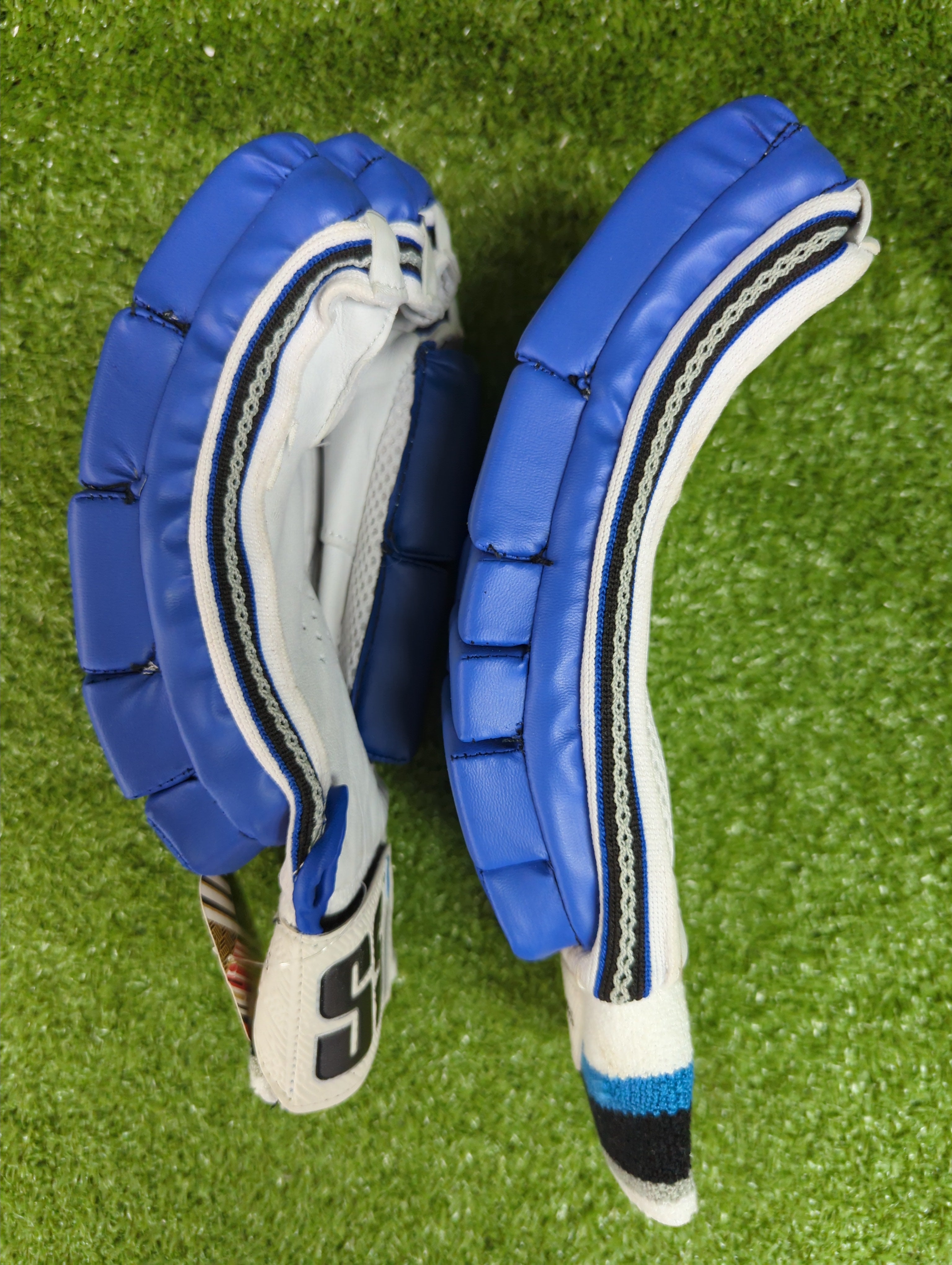 Wide Velcro wrist strap for secure fit on SS Platino gloves