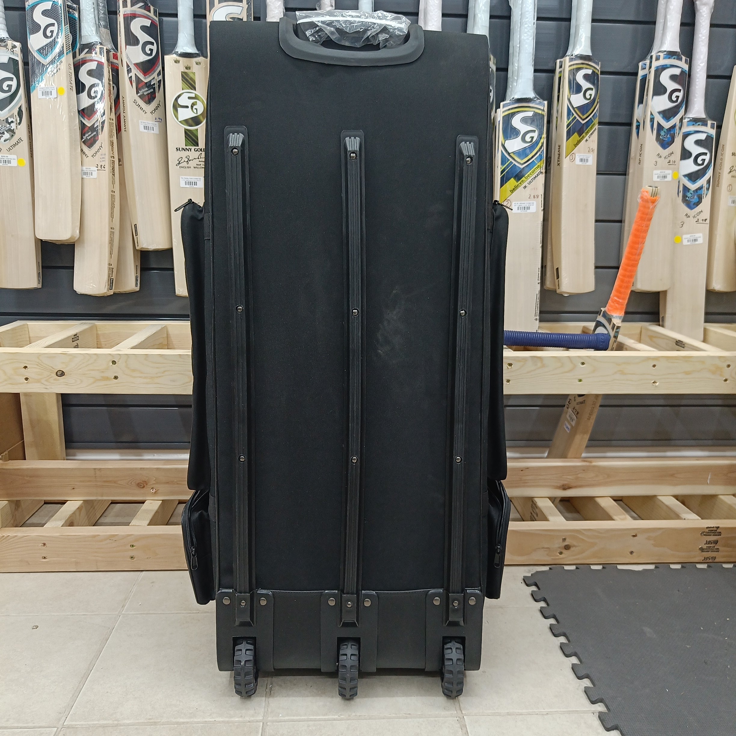 Raydn Players Wheelie Premium Adult Cricket Kit Bag (Navy Blue / Black)