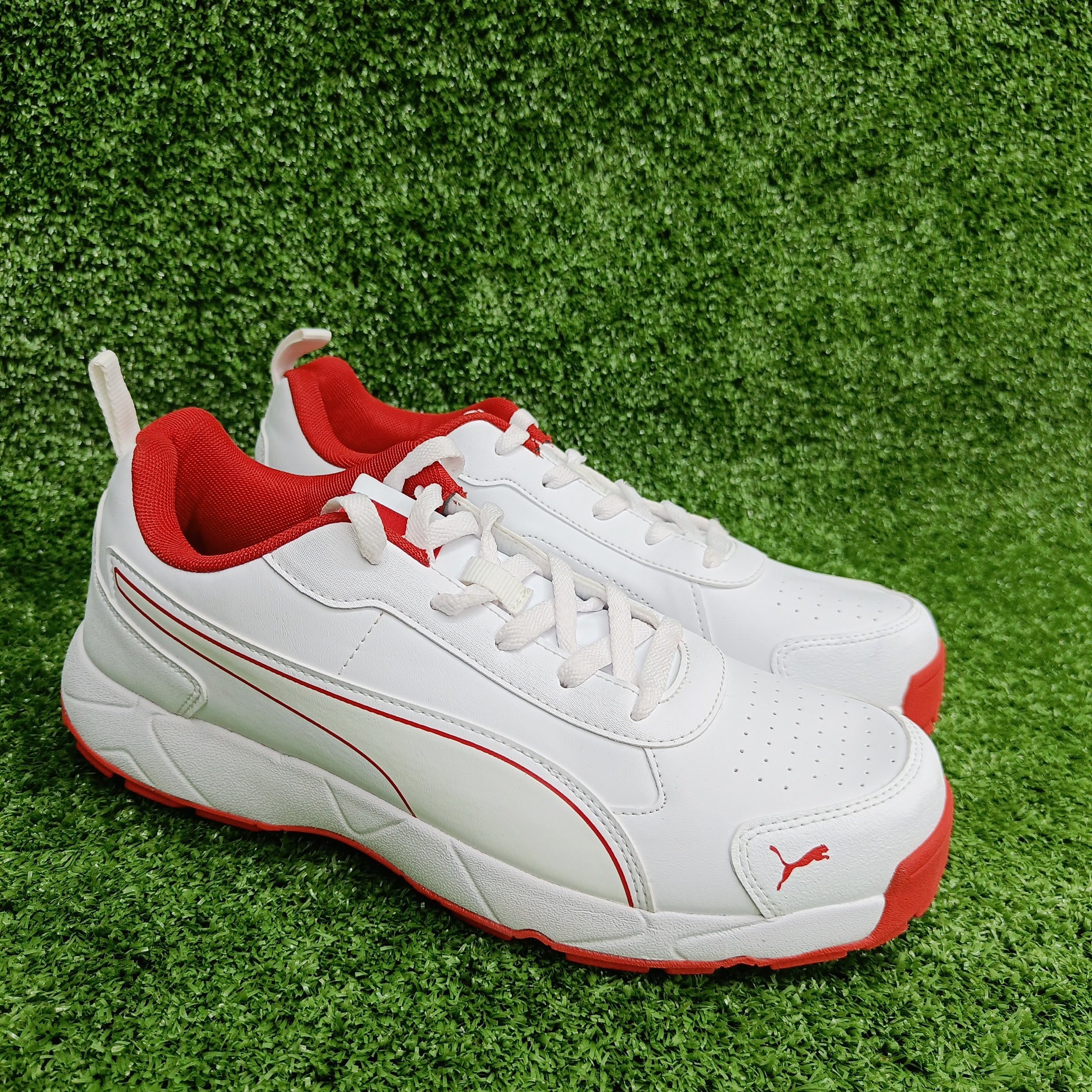 Puma white clearance cricket shoes