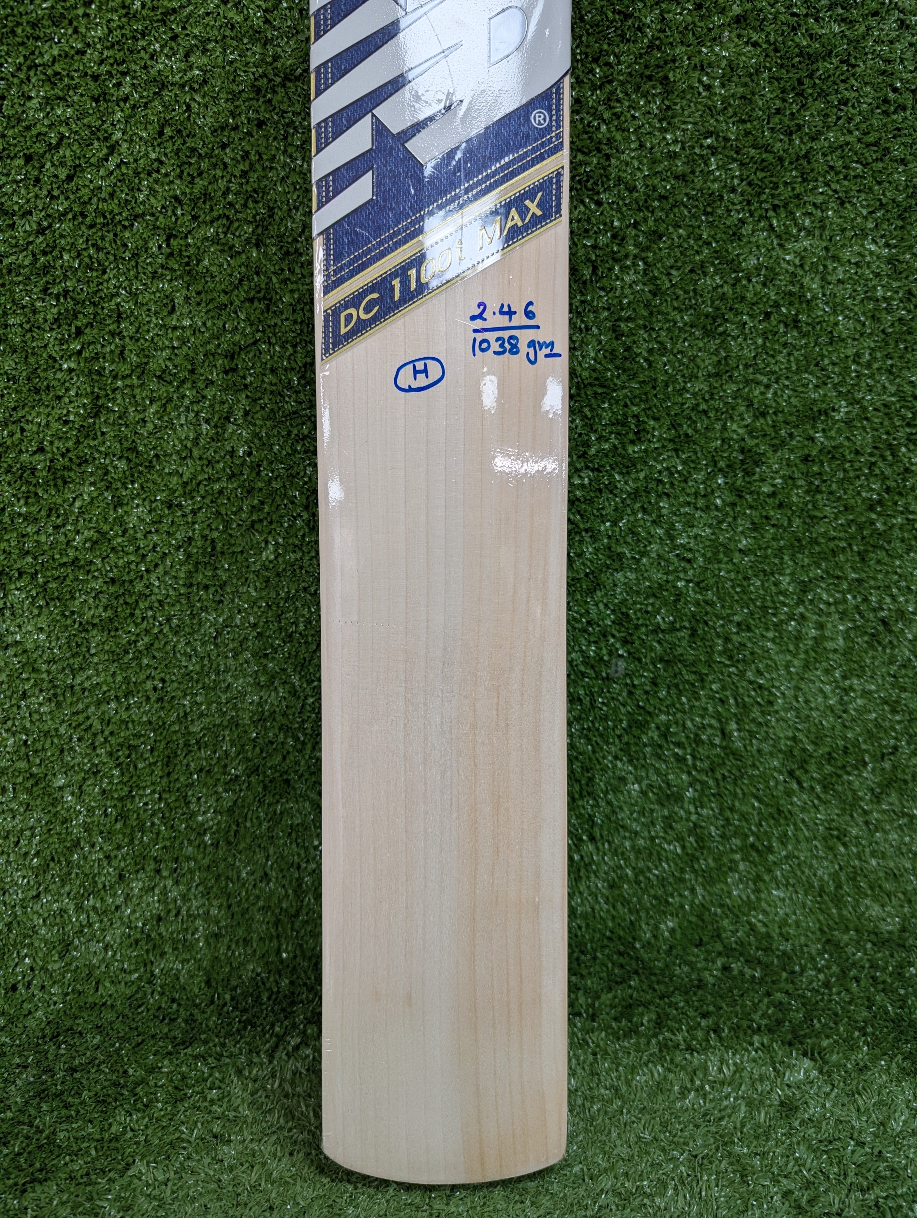 New Balance DC 1100i Max Youth Harrow English Willow Cricket Bat - front close up