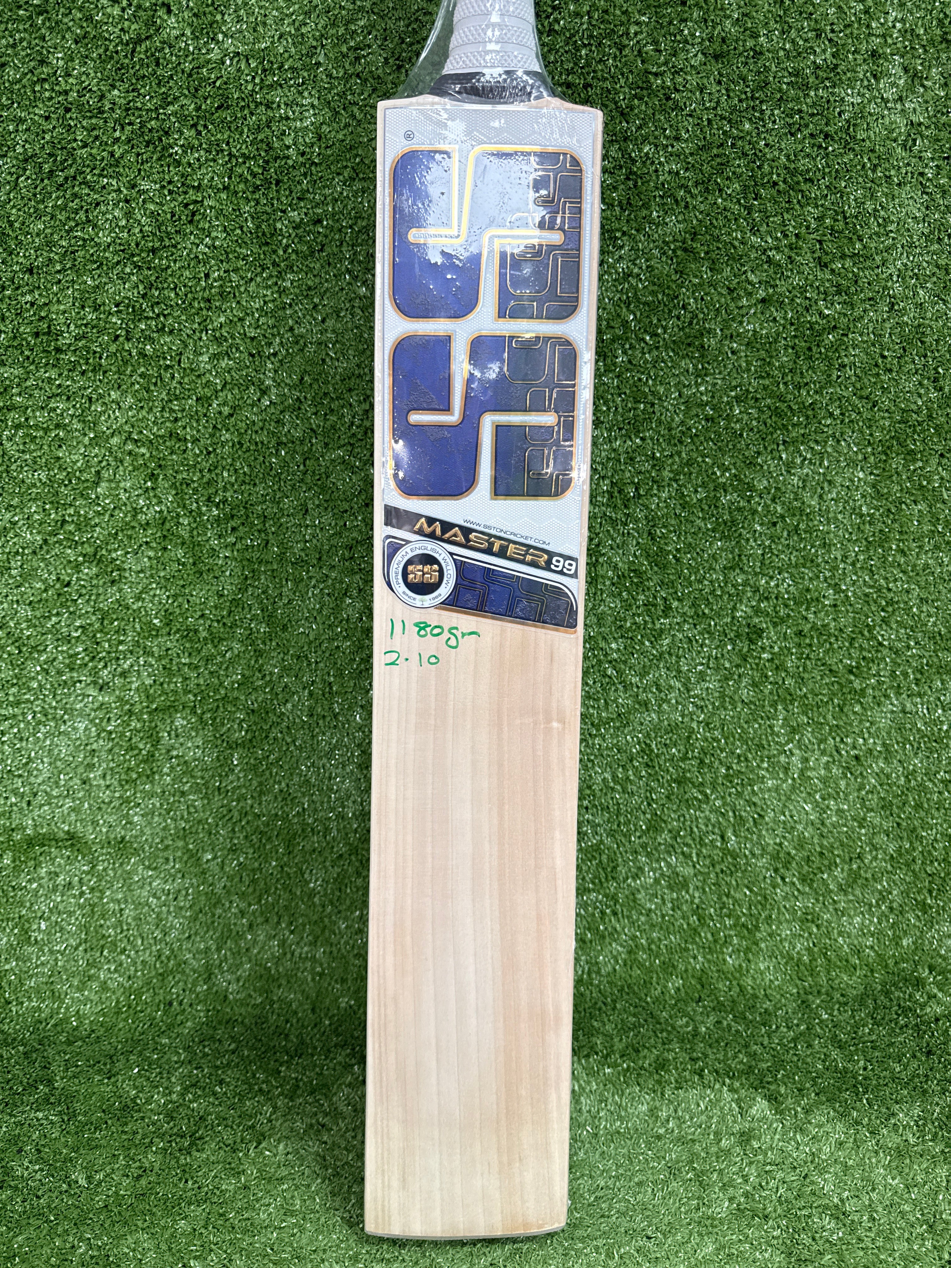 Close up details of air-dried English Willow grains on SS Master 99 cricket bat