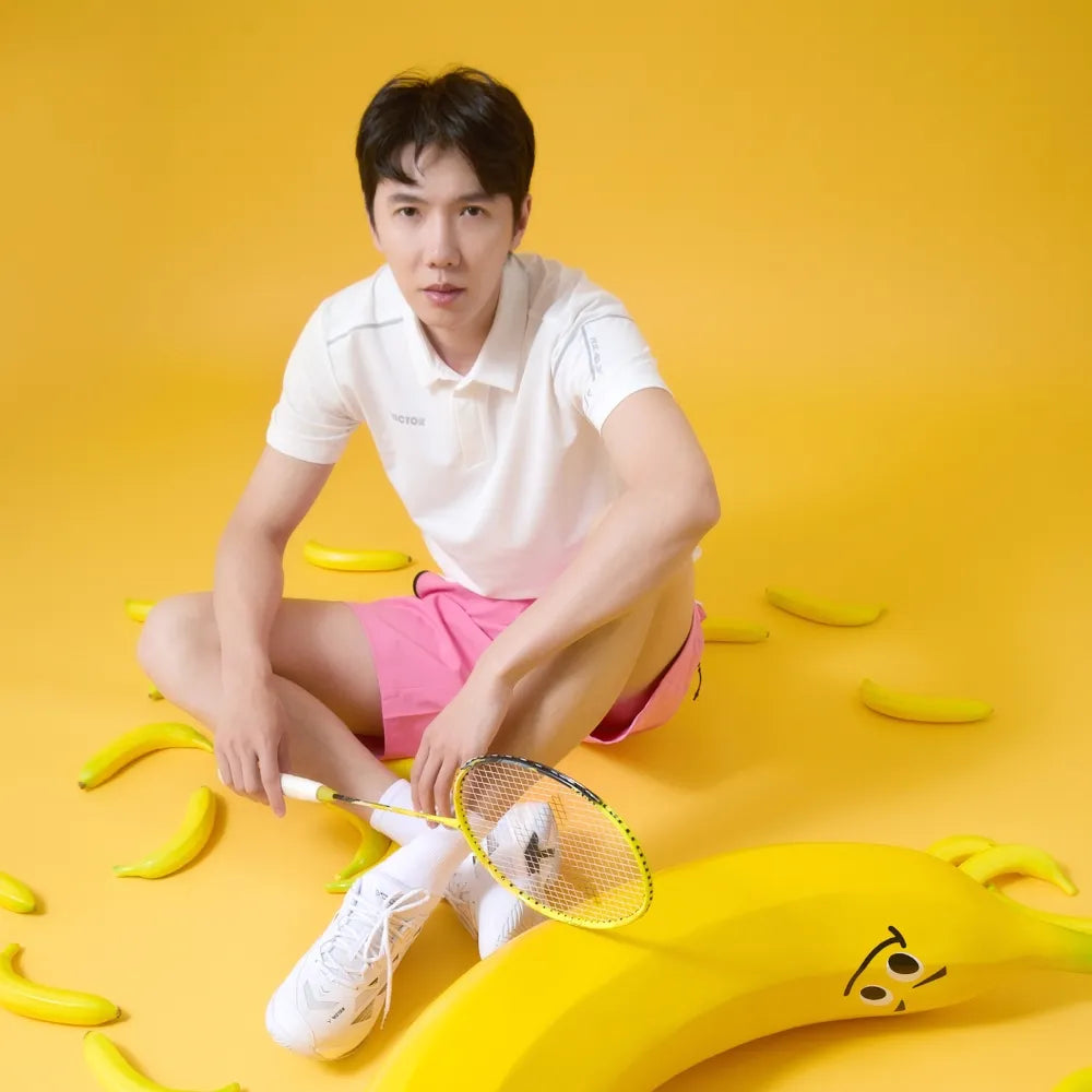 Li Junhui posing with Victor Auraspeed LJH Edition Racket wearing yellow jersey