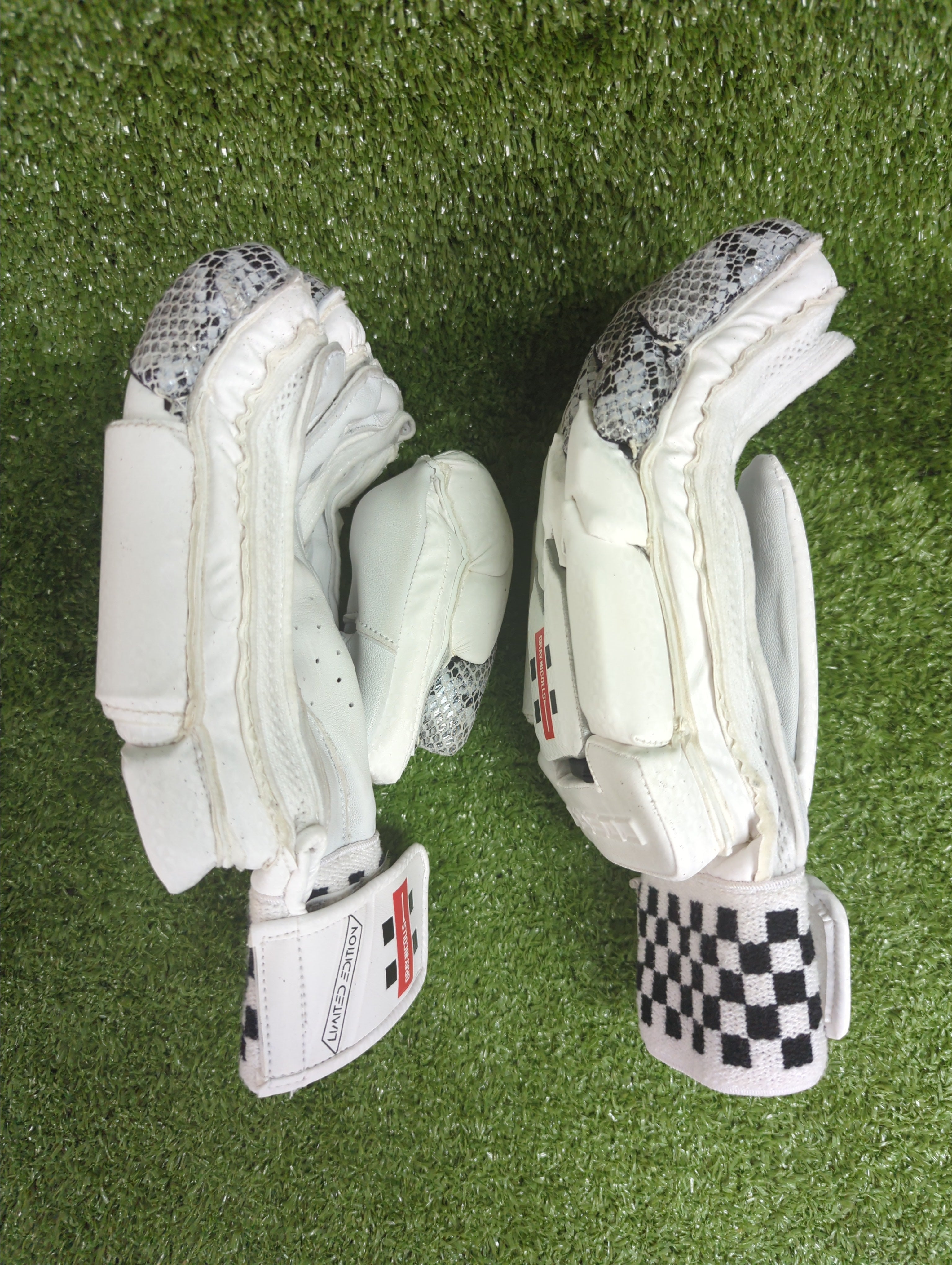 2-inch double-sided sweatband on Gray-Nicolls gloves for moisture absorption