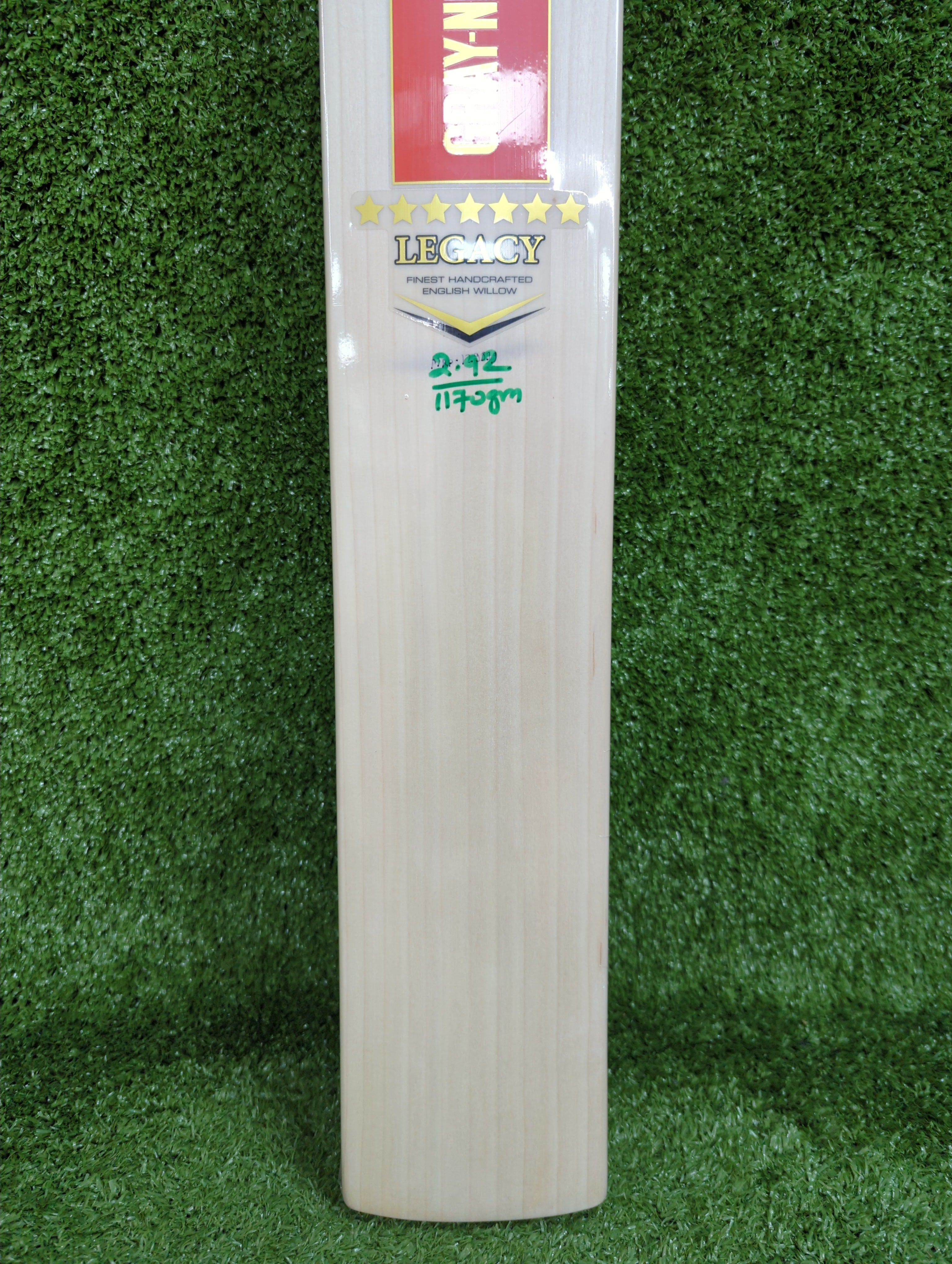 Close up of the Gray-Nicolls Legacy bat face highlighting the centralized sweet spot and straight grains.