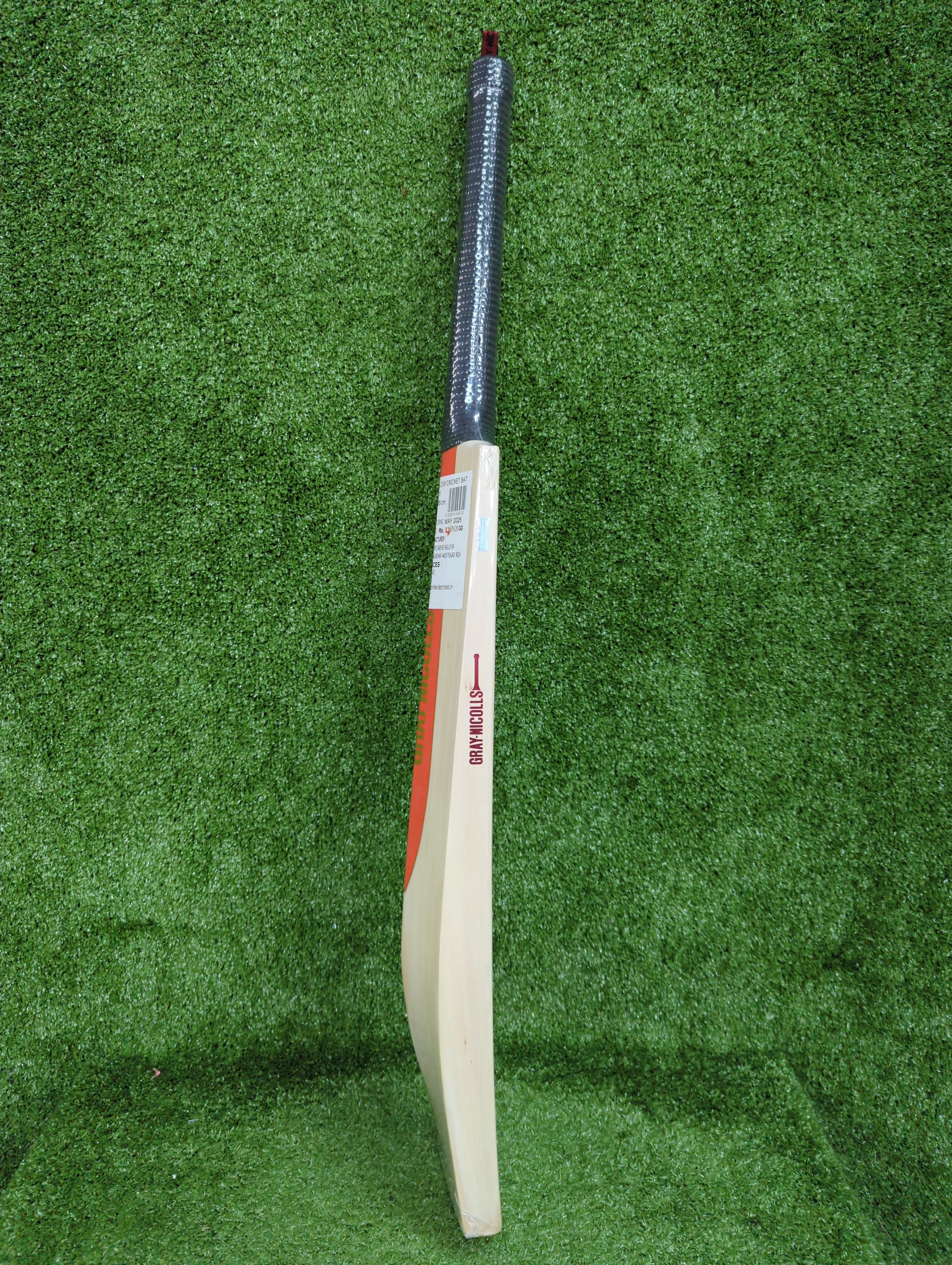 Side profile of the Gray-Nicolls Legacy adult bat showcasing the full spine and zero concavity.