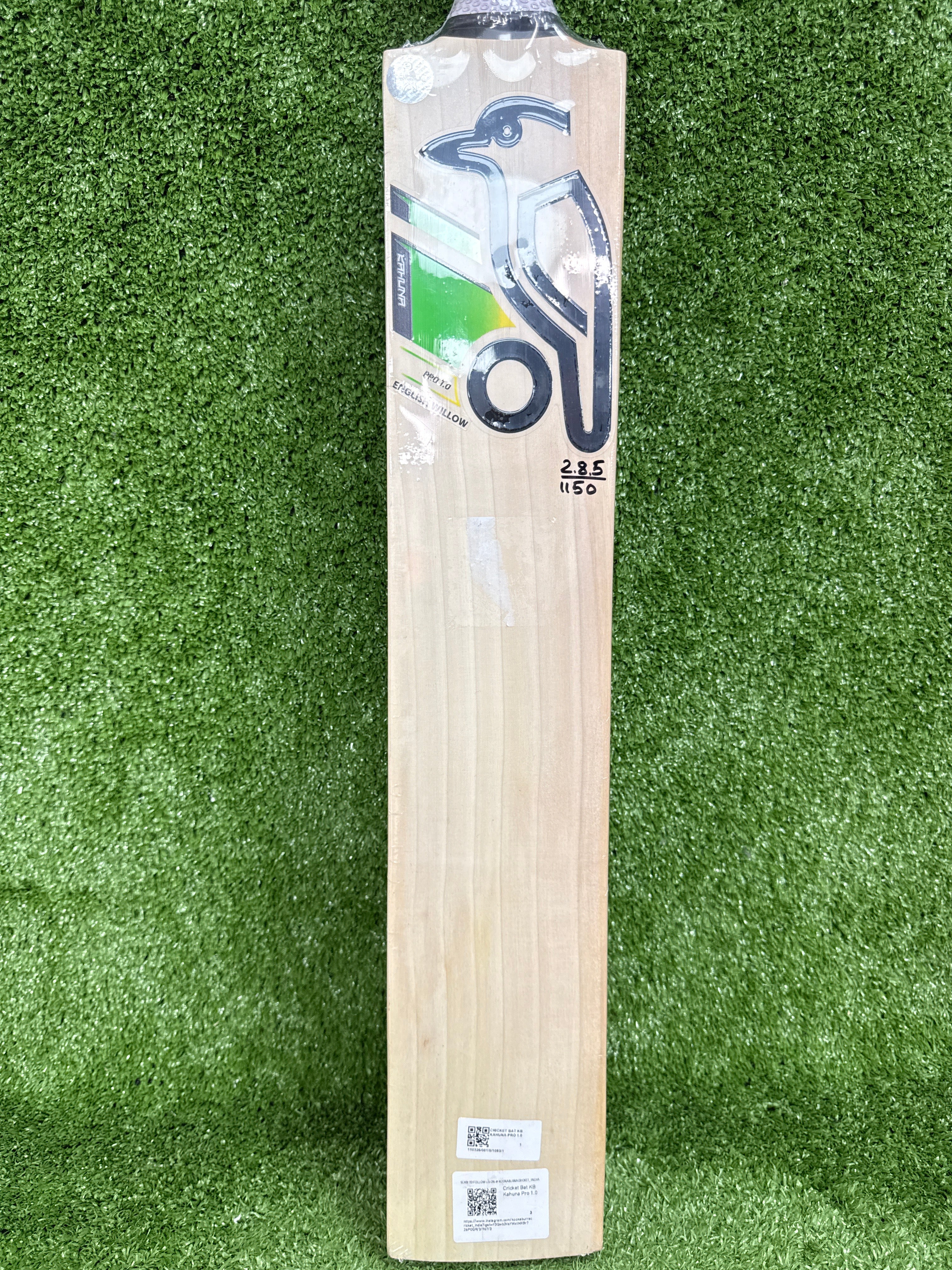 Close up of the mid-profile sweet spot on the Kookaburra Shadow Pro Players bat face.