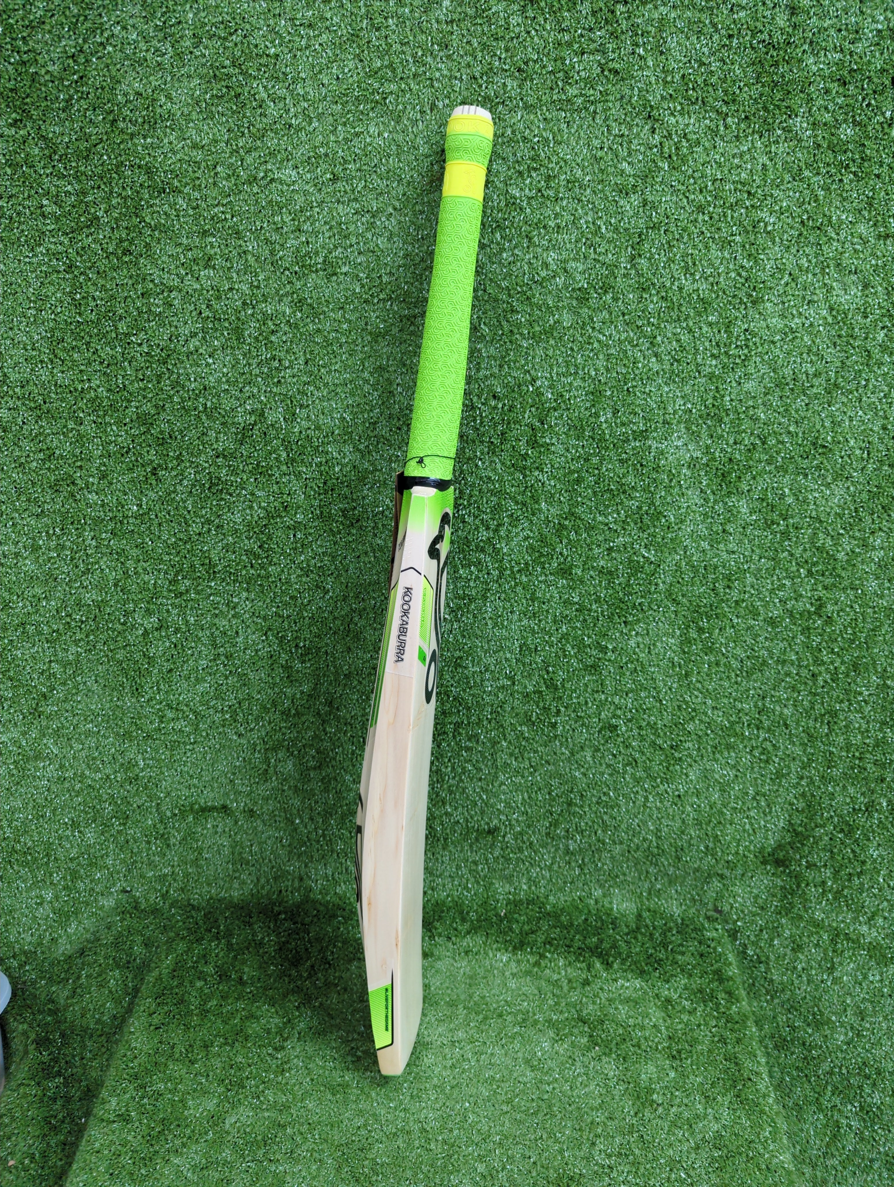 Kookaburra Kahuna 6.1 English Willow Cricket Bat