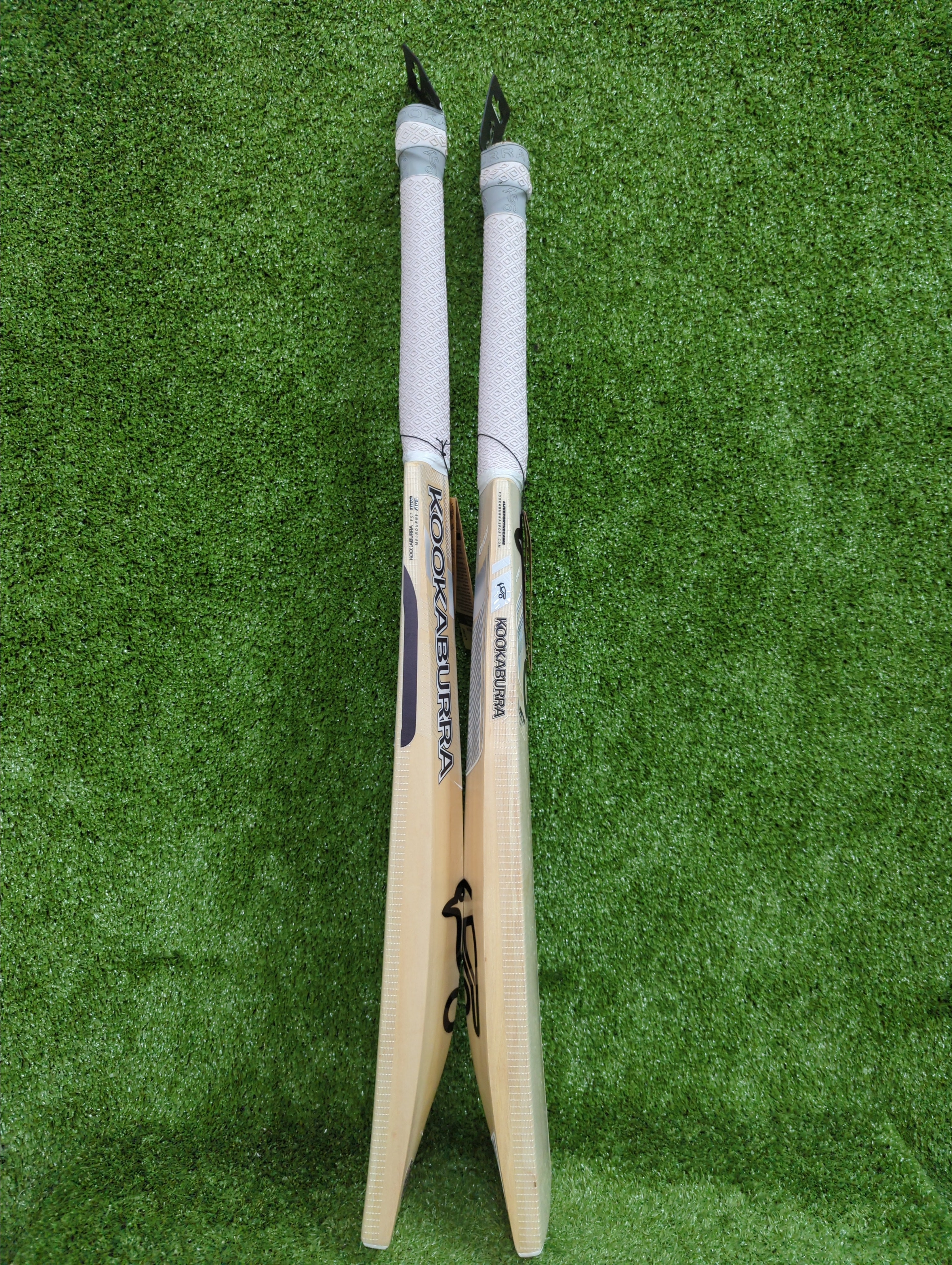Kookaburra Ghost Pro 3.1 Icon Junior / Youth English Willow Cricket Bat by Kookaburra - close-up detail - TopCricketStore