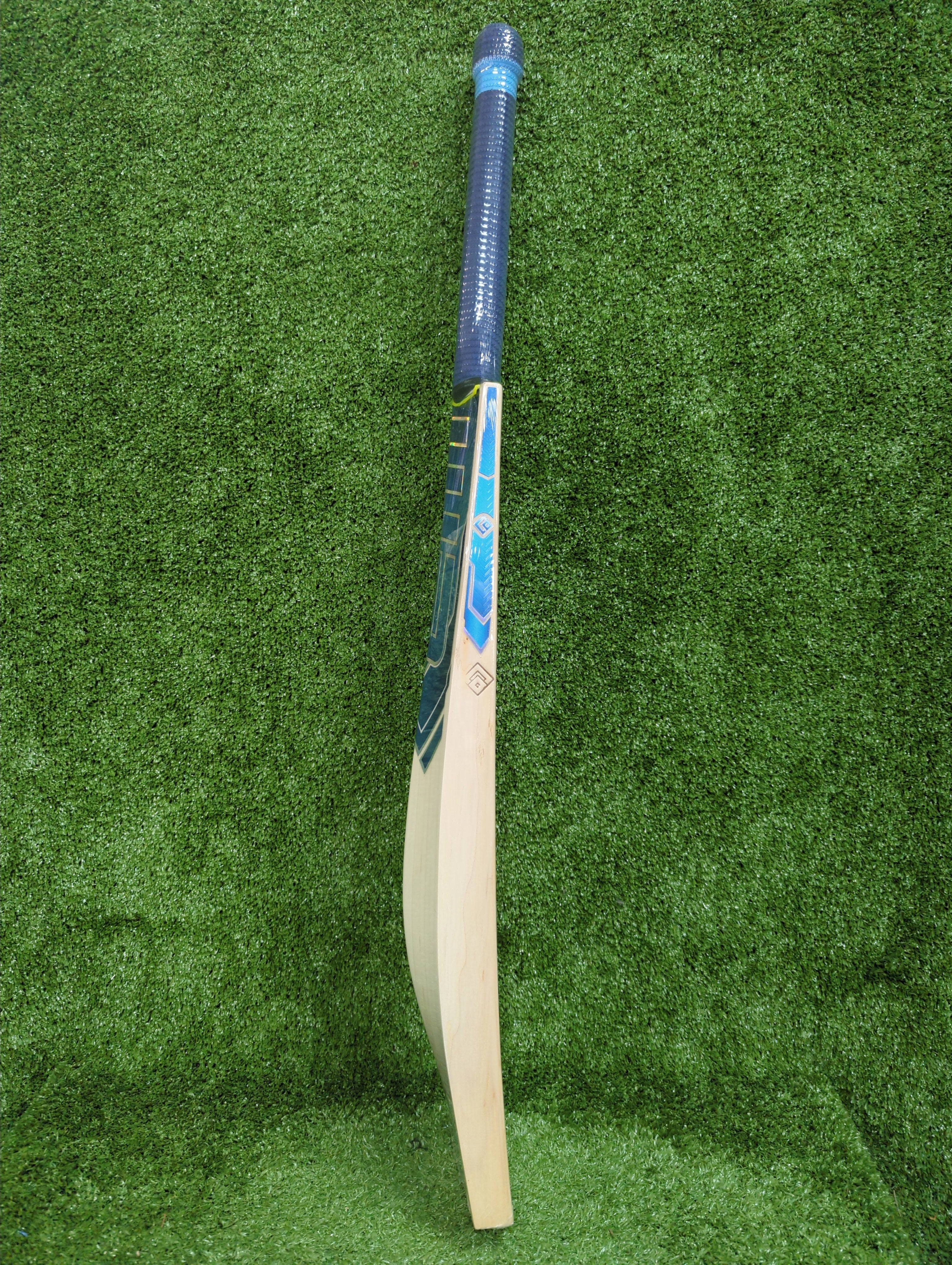 Side profile of the EM Nova Force bat highlighting massive edge thickness and mid-to-low sweet spot.