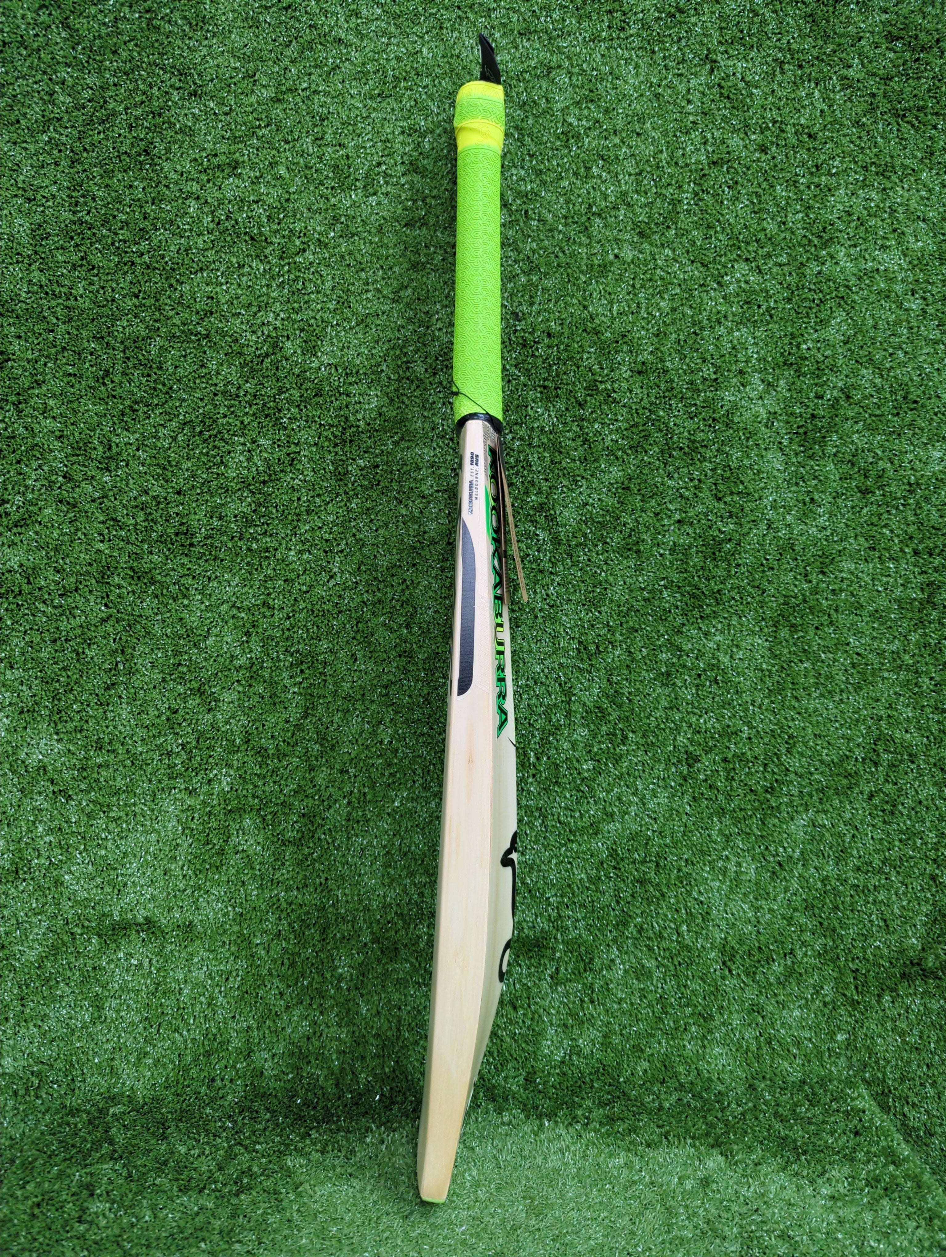 Kookaburra Kahuna Pro 1.1 Players Select Edition Junior / Youth English Willow Cricket Bat by Kookaburra - close-up detail - 