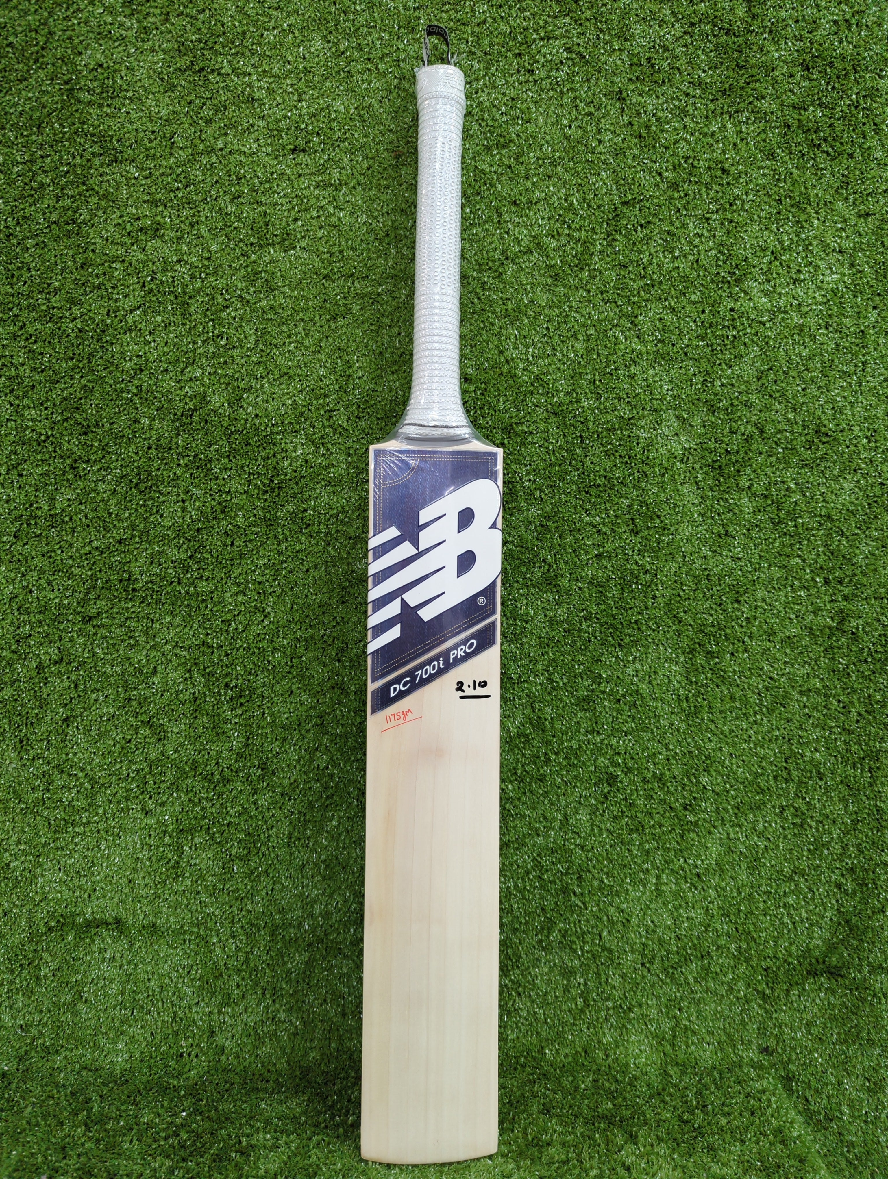 NB DC 700i PRO English Willow Cricket Bat