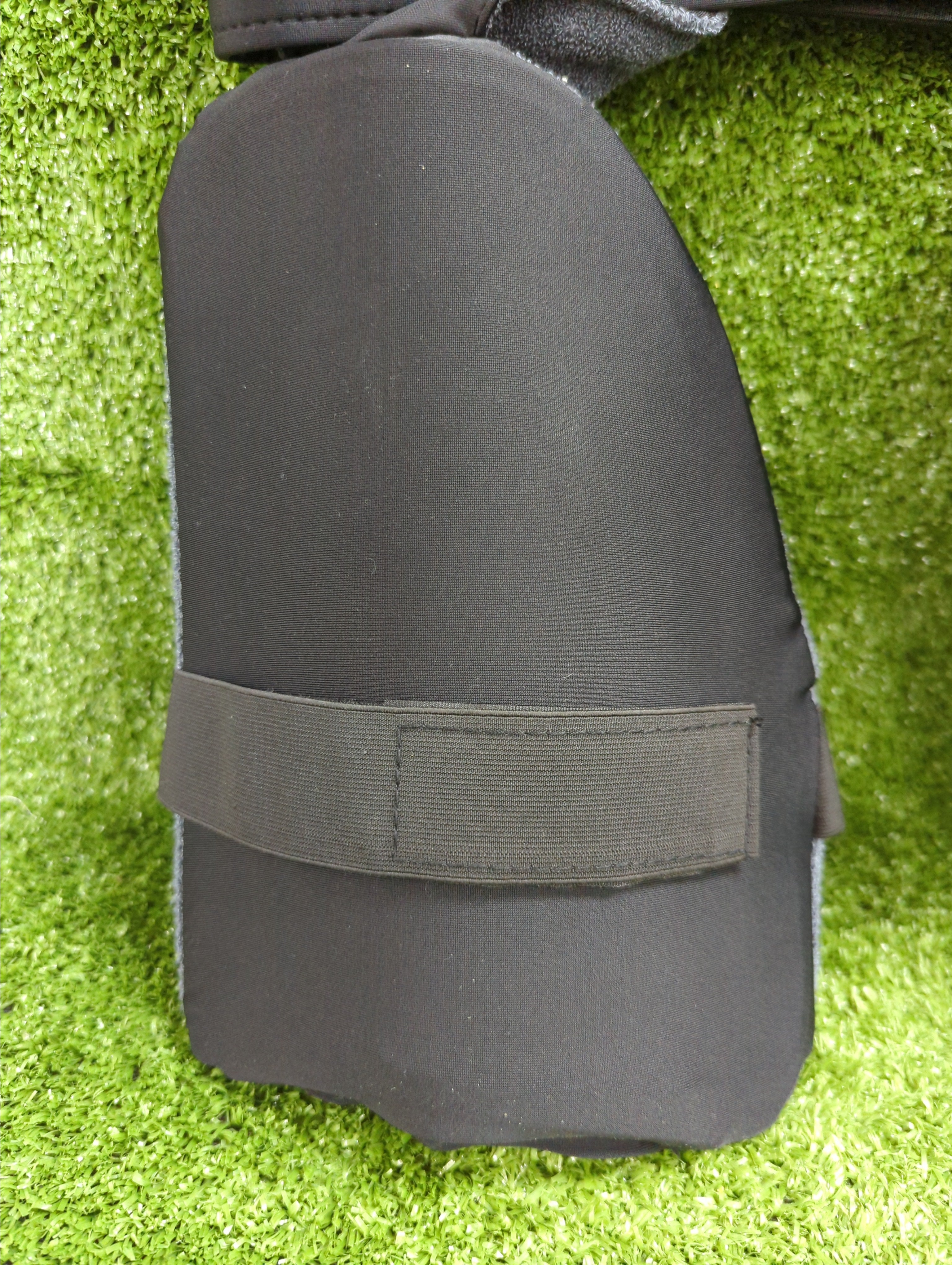 SG Players Protect Adult Thigh Guard (Black)