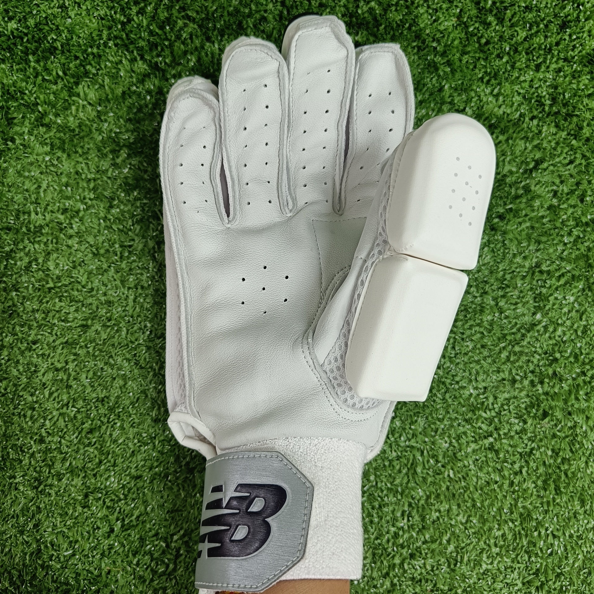 New Balance DC 8i Cricket Batting Gloves