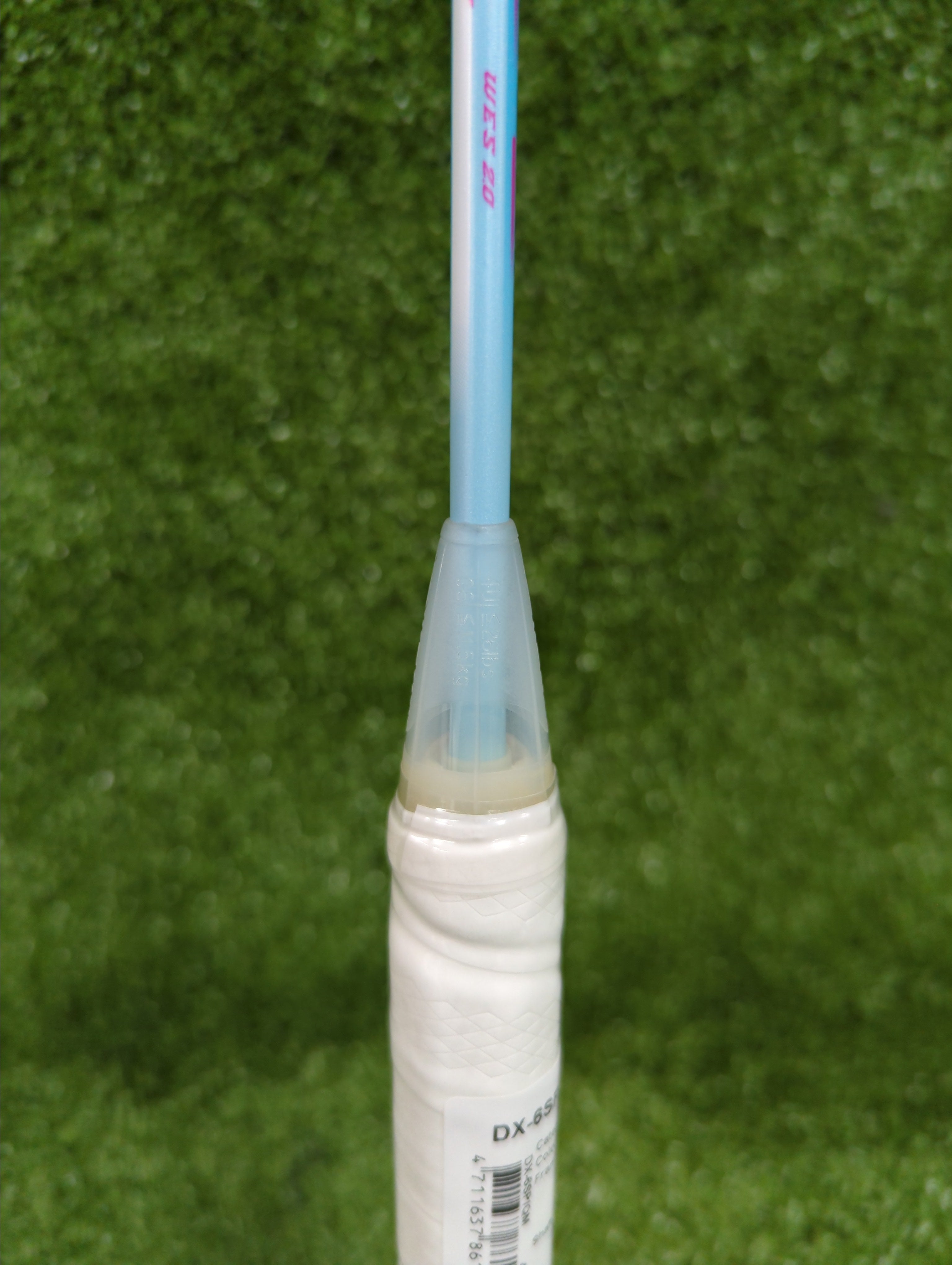 Close-up of the white handle and teal cone cap of the Victor DriveX 6SP QM.