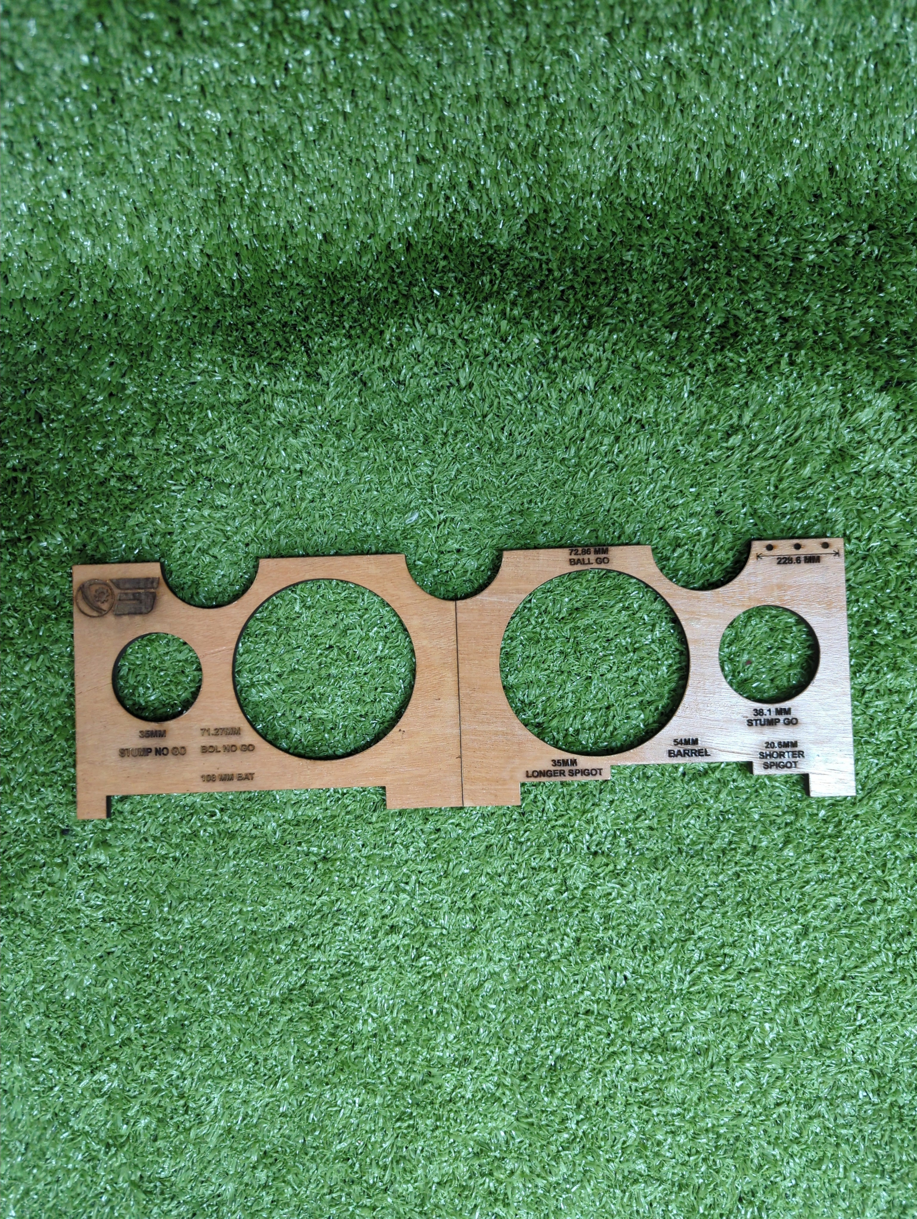 Raydn Wooden Cricket Umpire Measurement Gauge (Ball, Bat & Stumps)