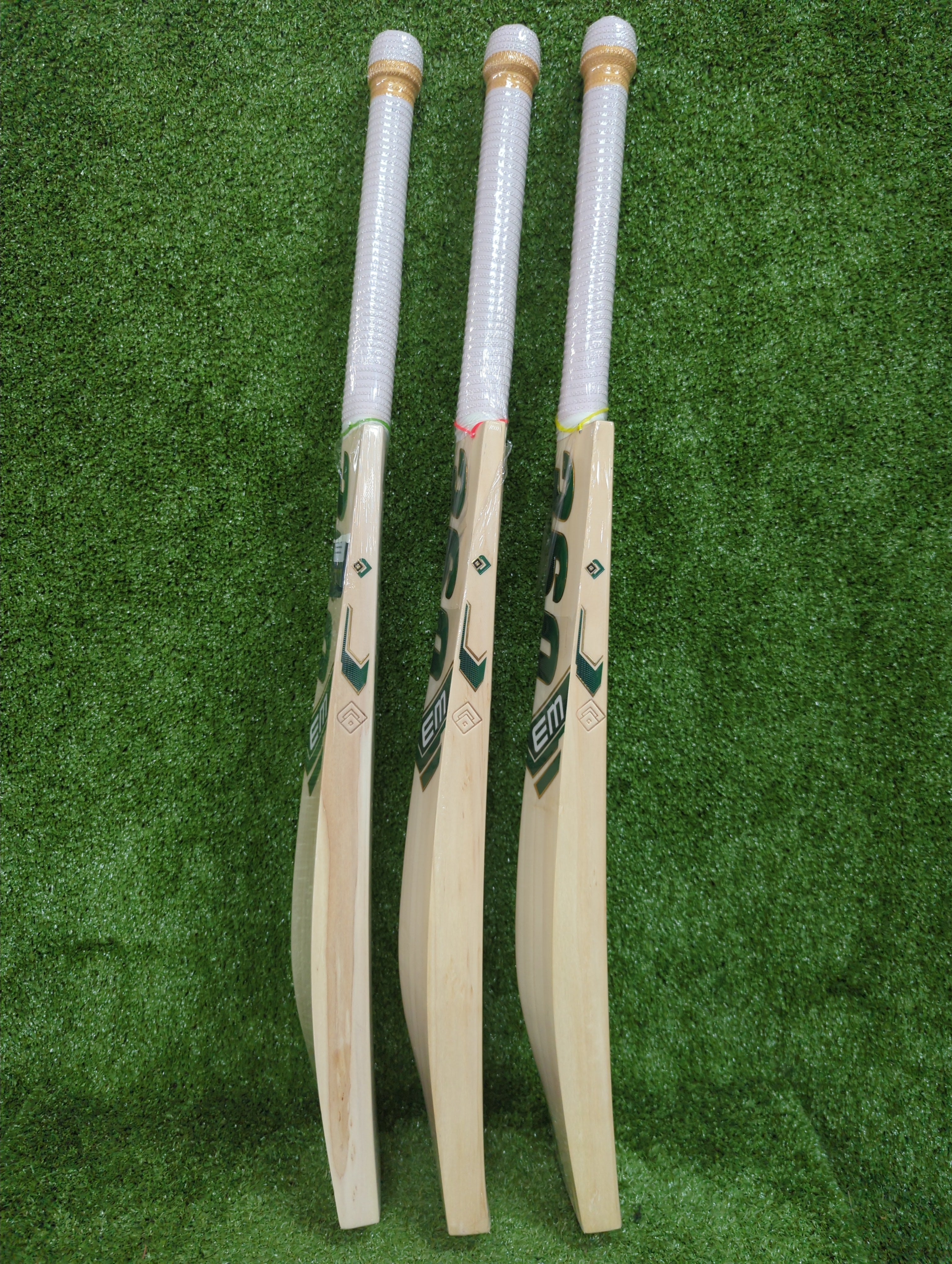 Detailed shot of the semi-oval handle and premium multi-textured grip of the EM 360 Bull Ring bat.