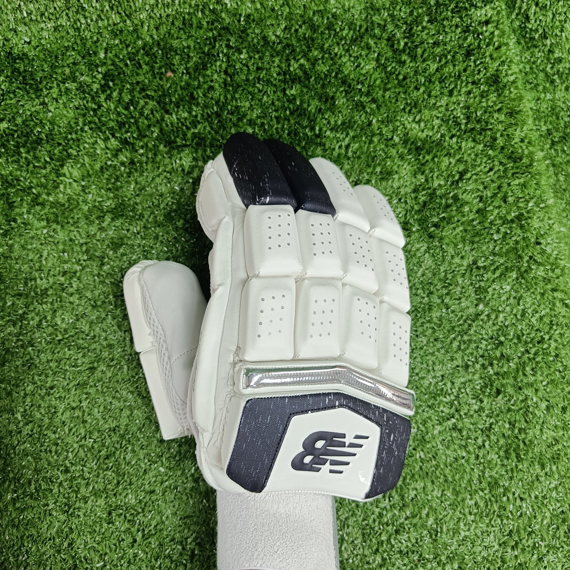 New Balance DC 8i Cricket Batting Gloves