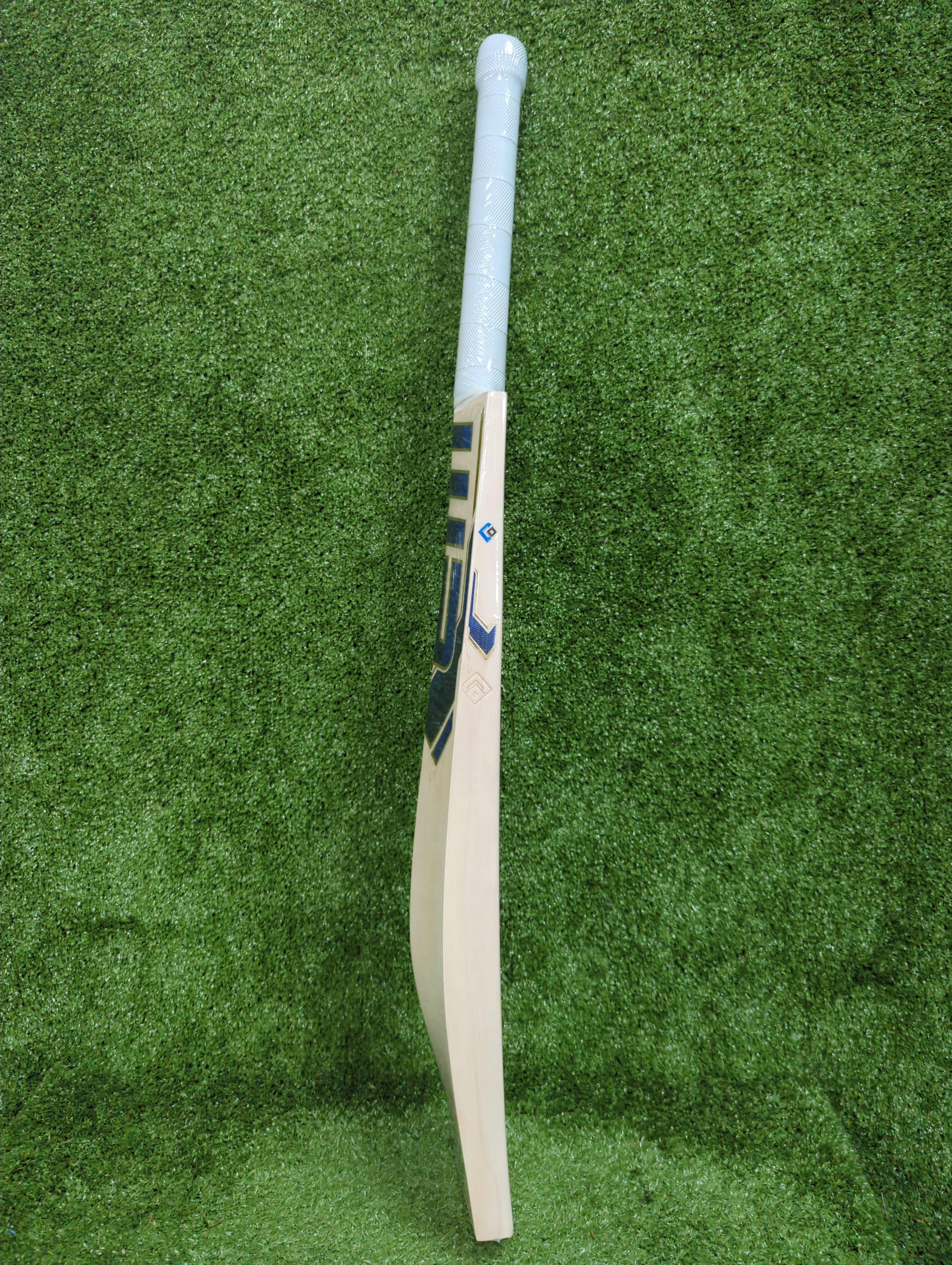 Semi-oval Sarawak cane handle of the EM 360 Player Series bat with blue and white textured grip.