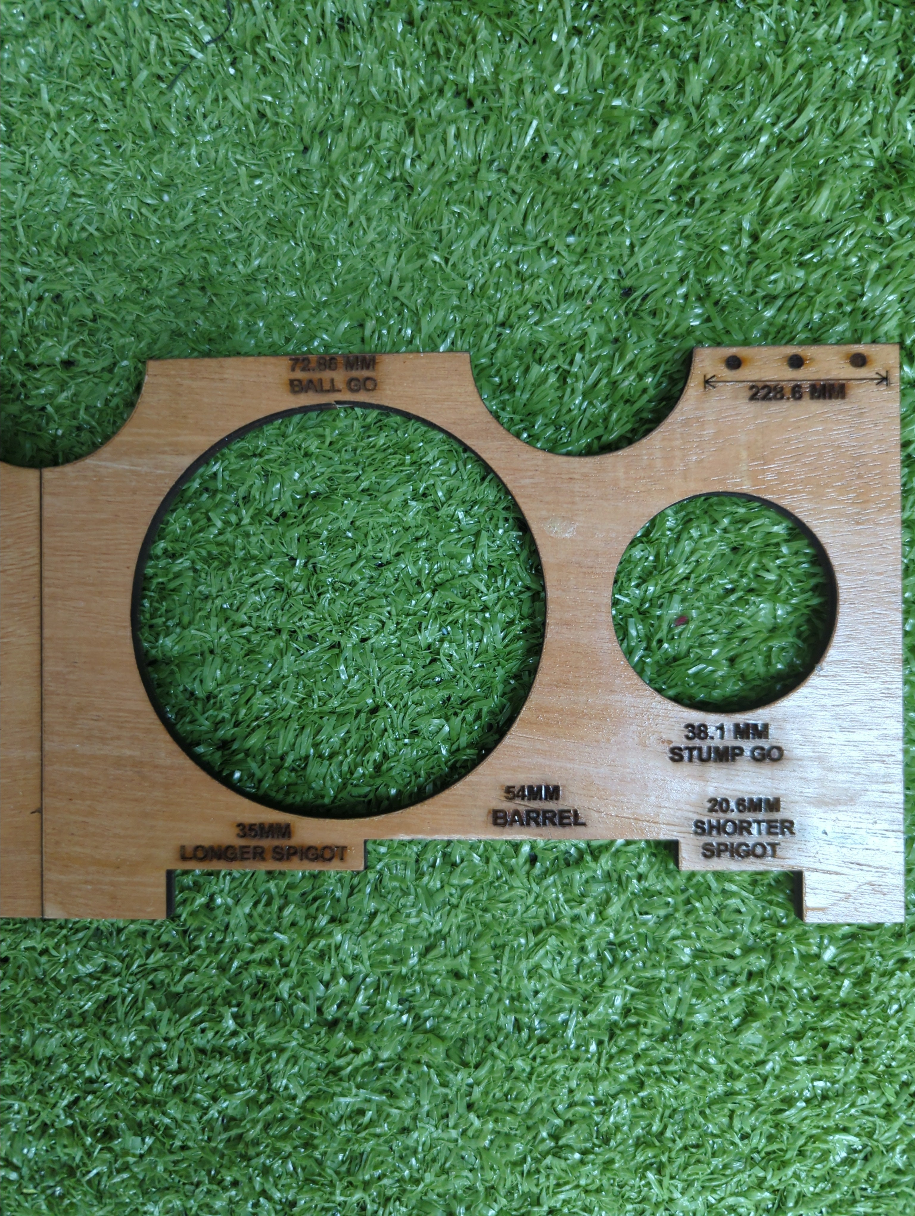 Raydn Wooden Cricket Umpire Measurement Gauge (Ball, Bat & Stumps)