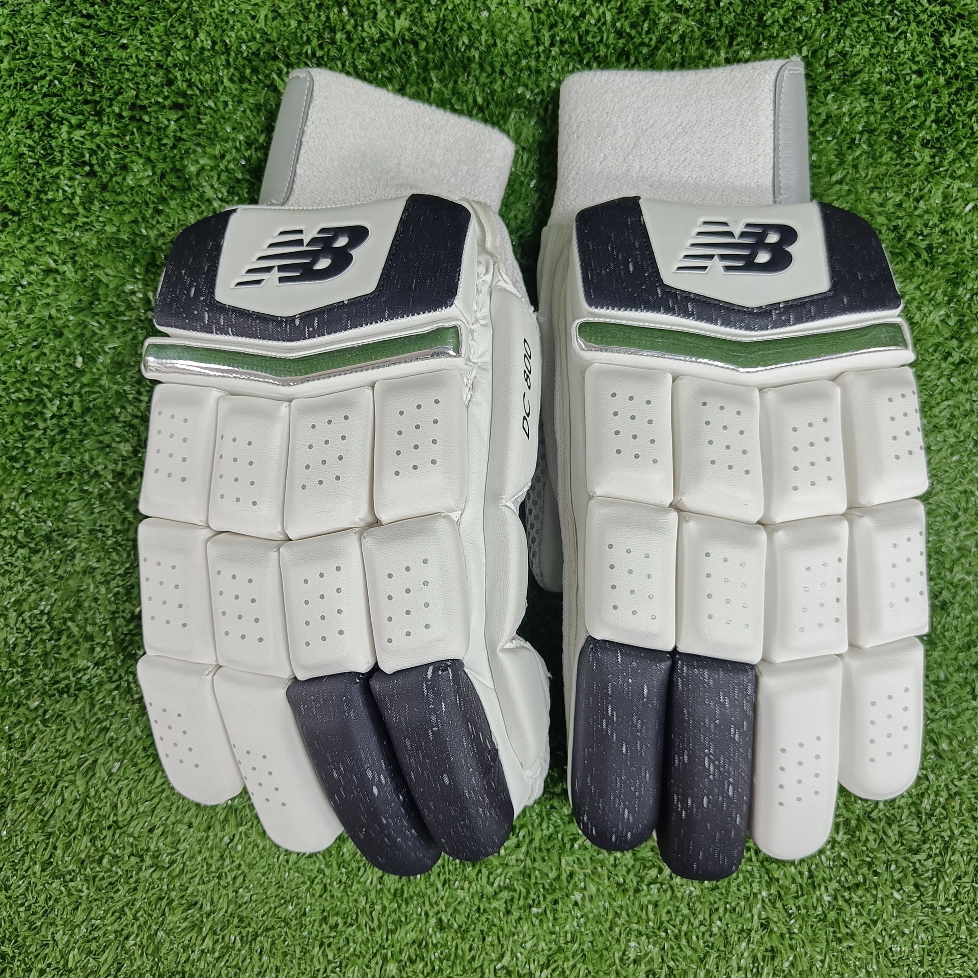 New Balance DC 8i Cricket Batting Gloves