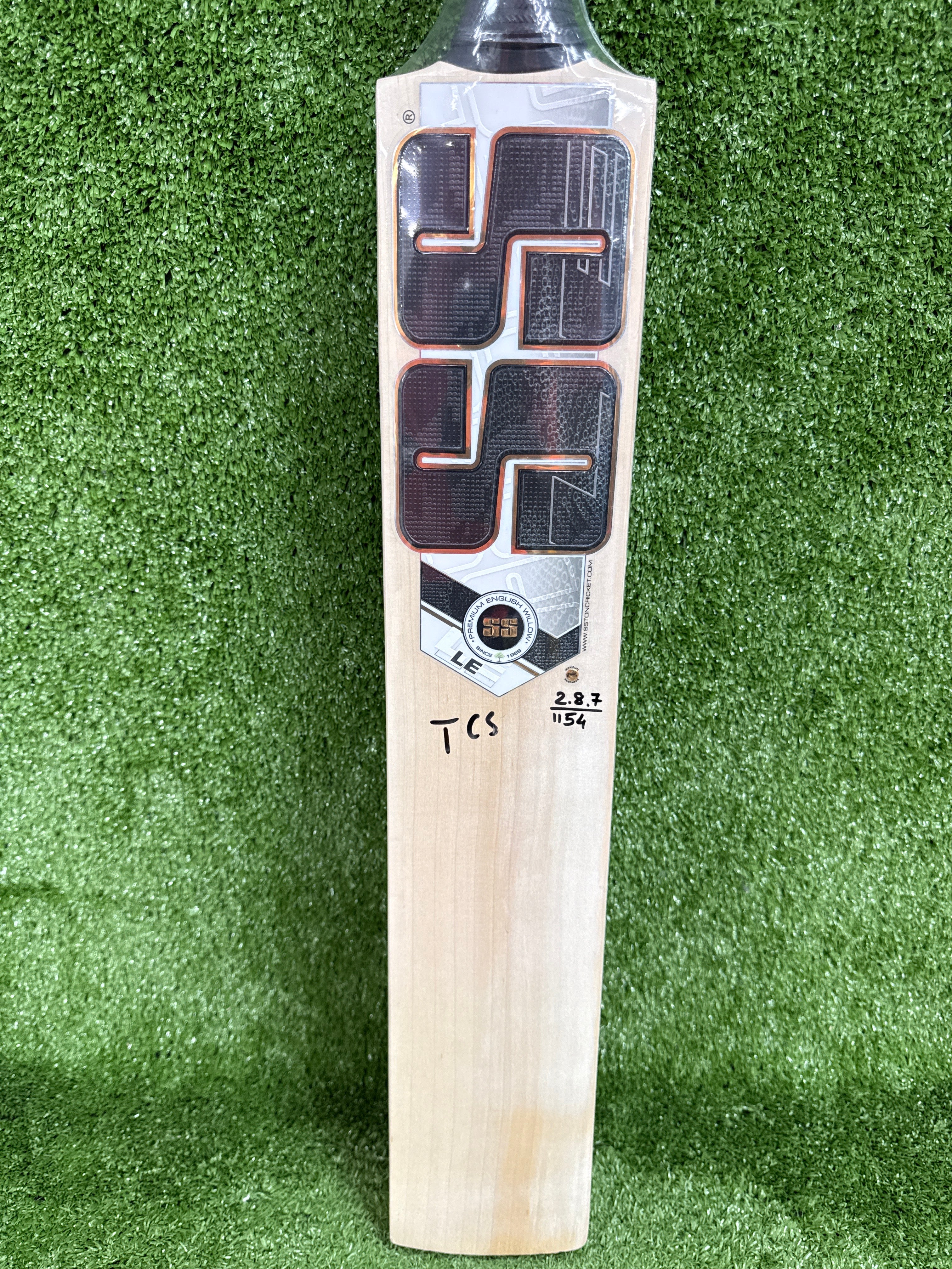 Close up front face of the SS Core Limited Edition bat highlighting the premium Grade 1+ English willow wood grain structure.