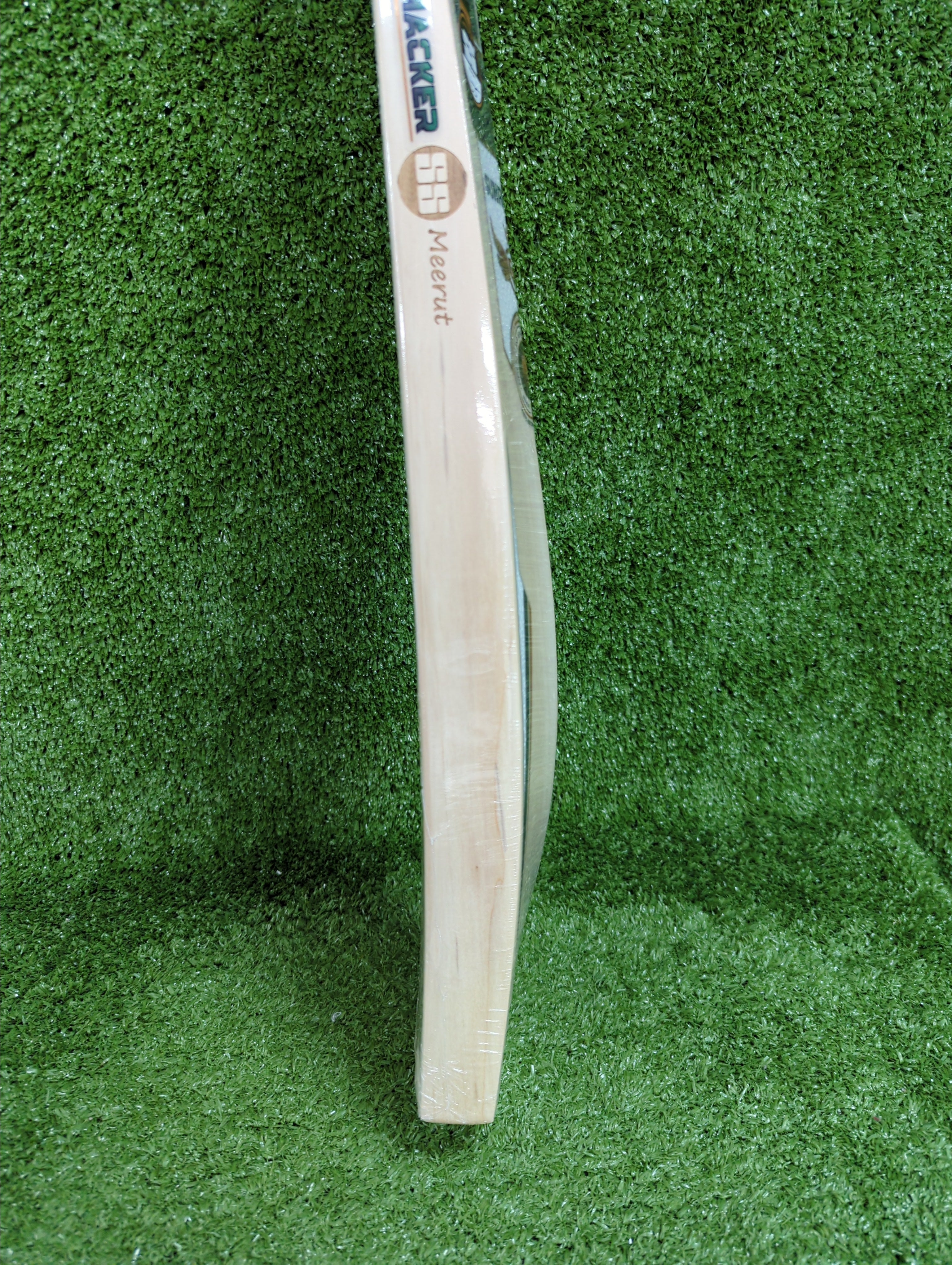 Close up of side profile of SS cricket bat