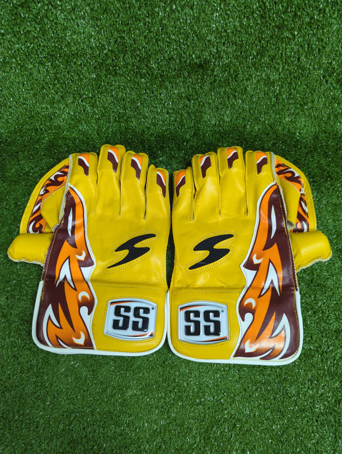 Side profile view highlighting the natural cup design and finger tabs of the SS junior keeping gloves.